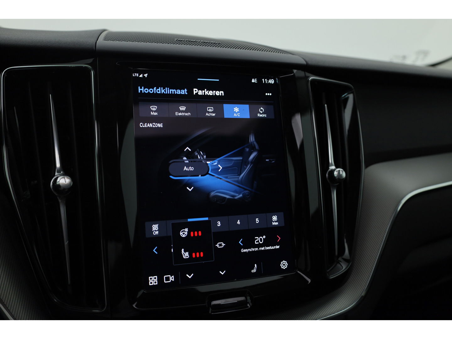 Volvo XC60 2.0 T6 Plug-in hybrid AWD Plus Dark Pano-dak | Trekhaak | 360 camera | H&K Audio | Blis | ACC |