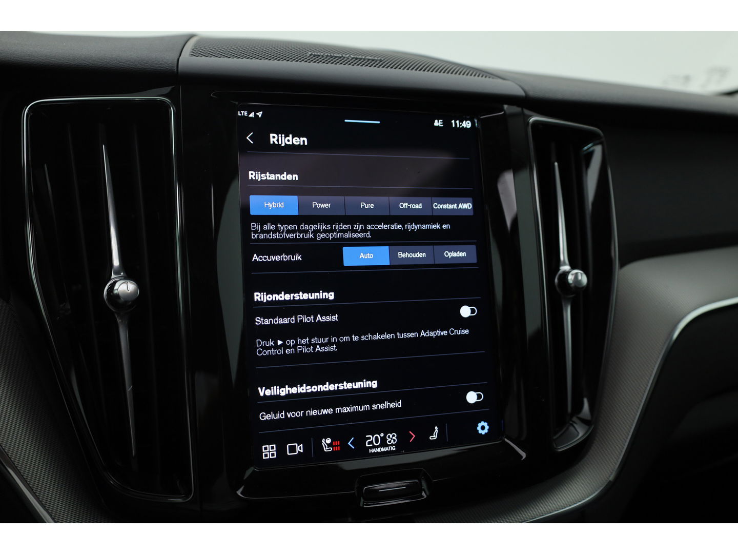 Volvo XC60 2.0 T6 Plug-in hybrid AWD Plus Dark Pano-dak | Trekhaak | 360 camera | H&K Audio | Blis | ACC |