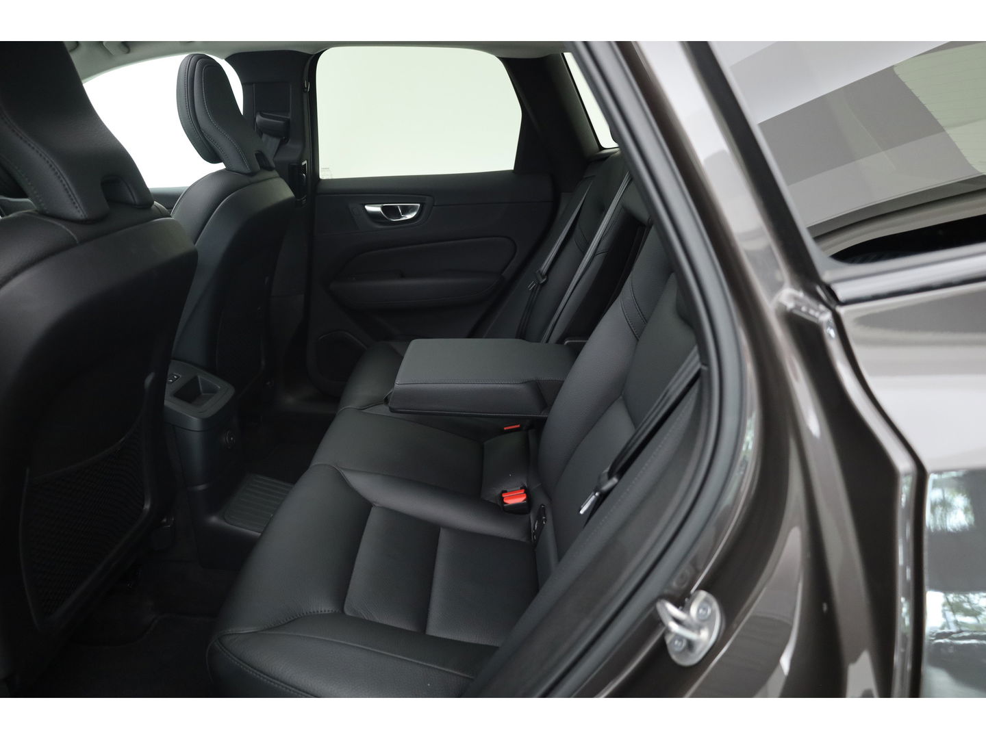 Volvo XC60 2.0 T6 Plug-in hybrid AWD Plus Dark Pano-dak | Trekhaak | 360 camera | H&K Audio | Blis | ACC |