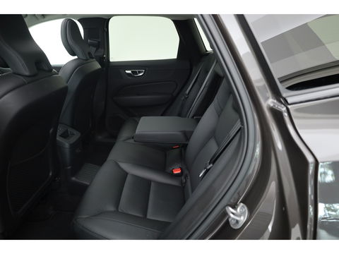 Volvo XC60 2.0 T6 Plug-in hybrid AWD Plus Dark Pano-dak | Trekhaak | 360 camera | H&K Audio | Blis | ACC |