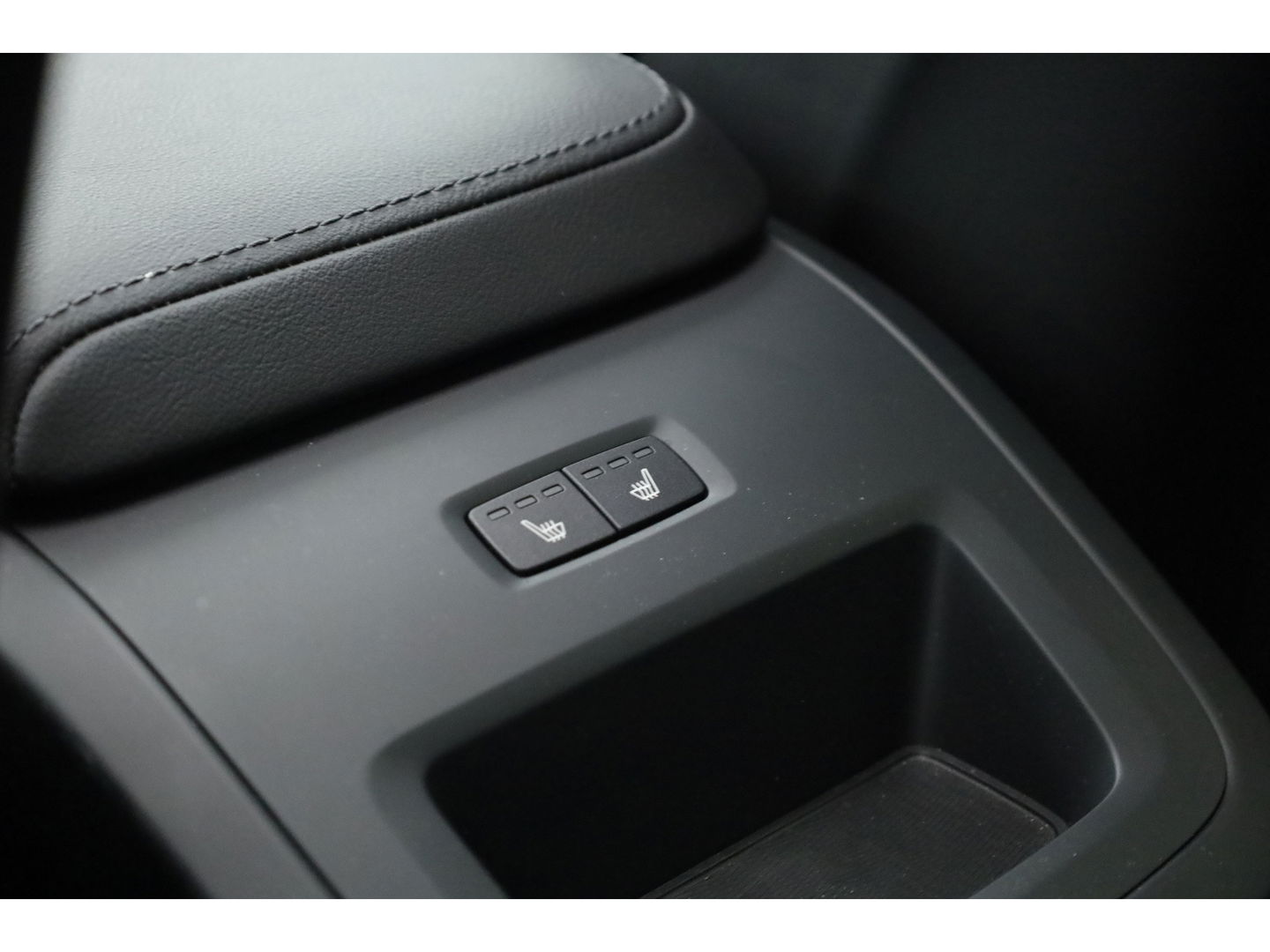 Volvo XC60 2.0 T6 Plug-in hybrid AWD Plus Dark Pano-dak | Trekhaak | 360 camera | H&K Audio | Blis | ACC |