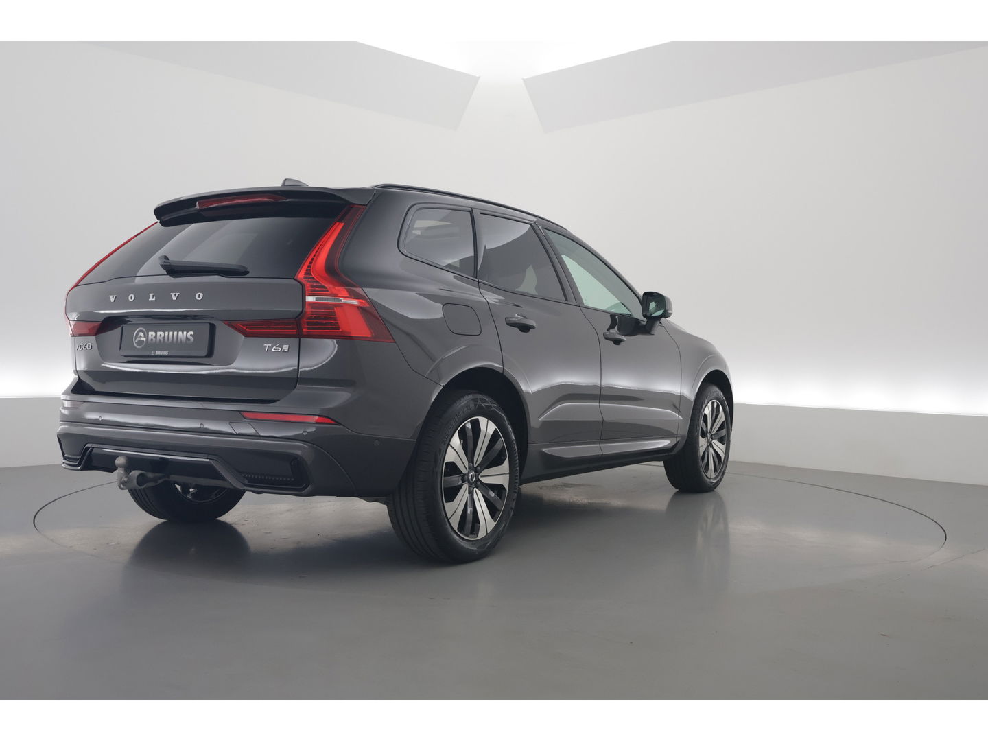 Volvo XC60 2.0 T6 Plug-in hybrid AWD Plus Dark Pano-dak | Trekhaak | 360 camera | H&K Audio | Blis | ACC |