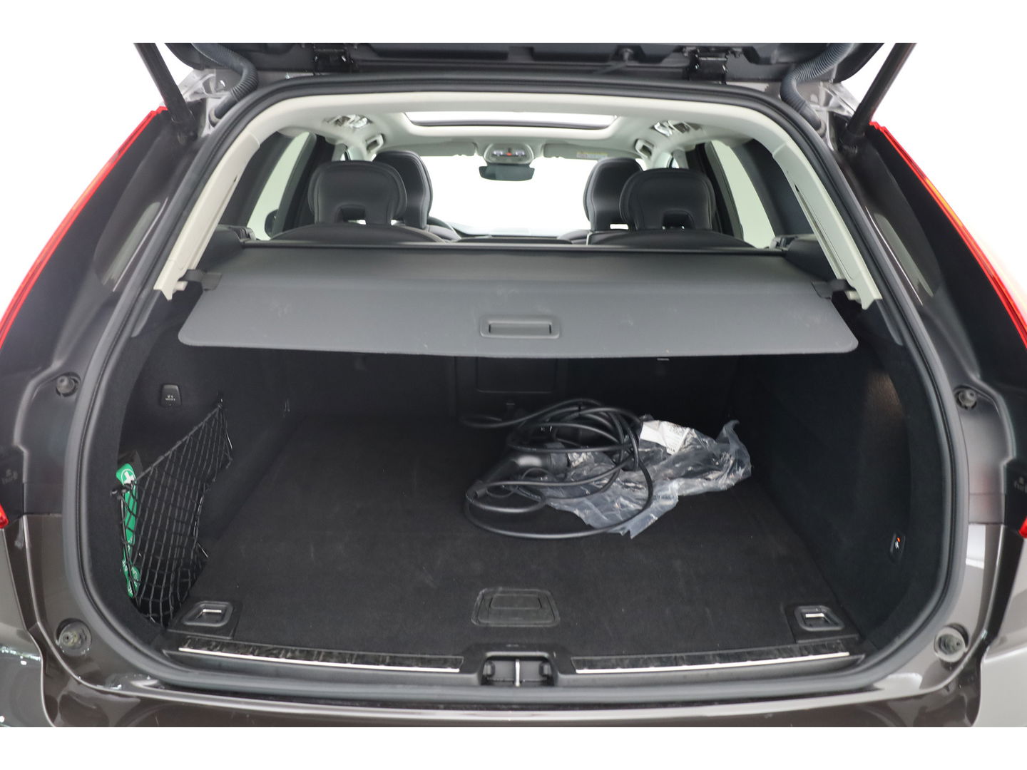 Volvo XC60 2.0 T6 Plug-in hybrid AWD Plus Dark Pano-dak | Trekhaak | 360 camera | H&K Audio | Blis | ACC |