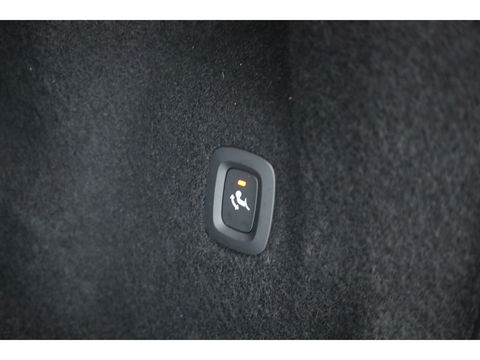 Volvo XC60 2.0 T6 Plug-in hybrid AWD Plus Dark Pano-dak | Trekhaak | 360 camera | H&K Audio | Blis | ACC |