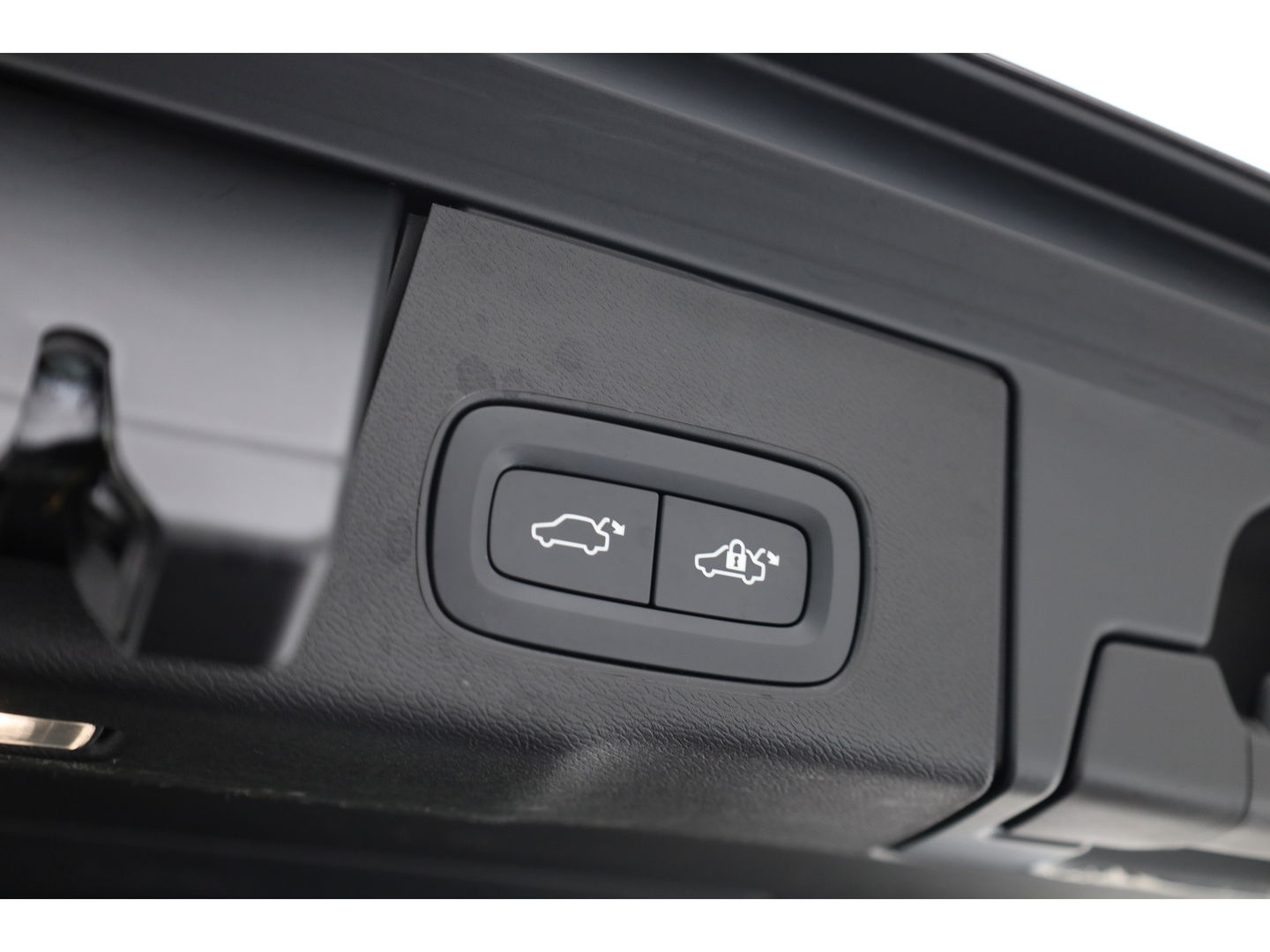 Volvo XC60 2.0 T6 Plug-in hybrid AWD Plus Dark Pano-dak | Trekhaak | 360 camera | H&K Audio | Blis | ACC |