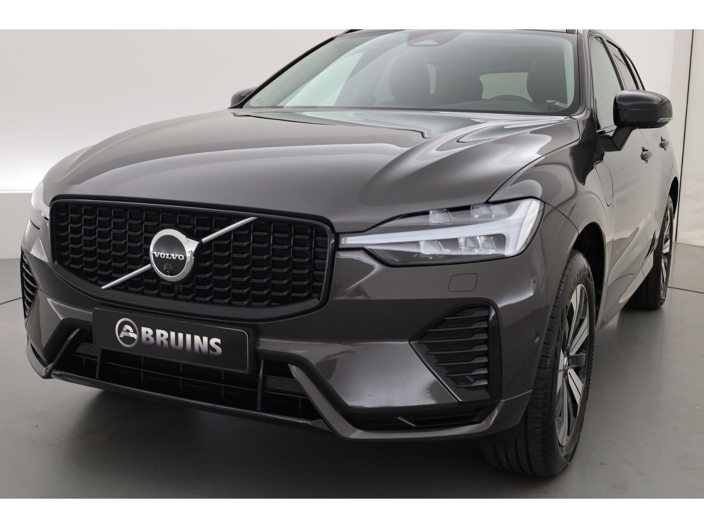 Volvo XC60 2.0 T6 Plug-in hybrid AWD Plus Dark Pano-dak | Trekhaak | 360 camera | H&K Audio | Blis | ACC |