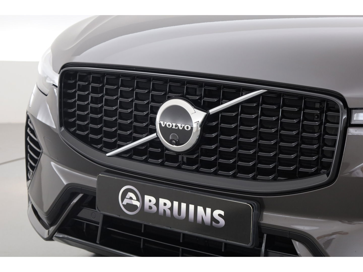 Volvo XC60 2.0 T6 Plug-in hybrid AWD Plus Dark Pano-dak | Trekhaak | 360 camera | H&K Audio | Blis | ACC |