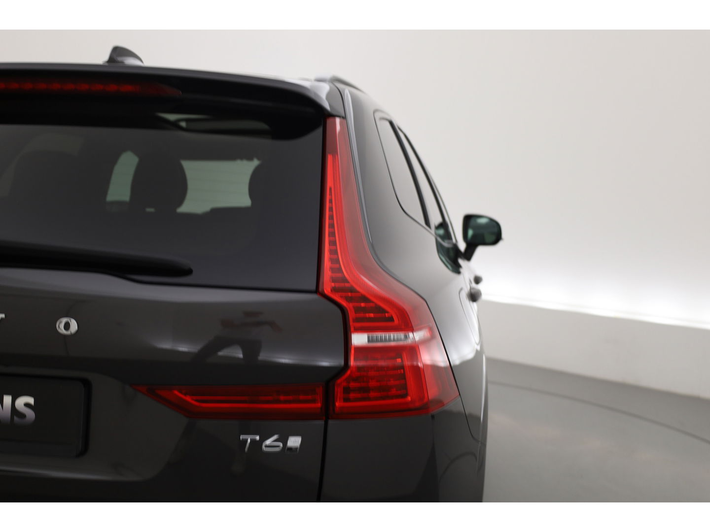 Volvo XC60 2.0 T6 Plug-in hybrid AWD Plus Dark Pano-dak | Trekhaak | 360 camera | H&K Audio | Blis | ACC |