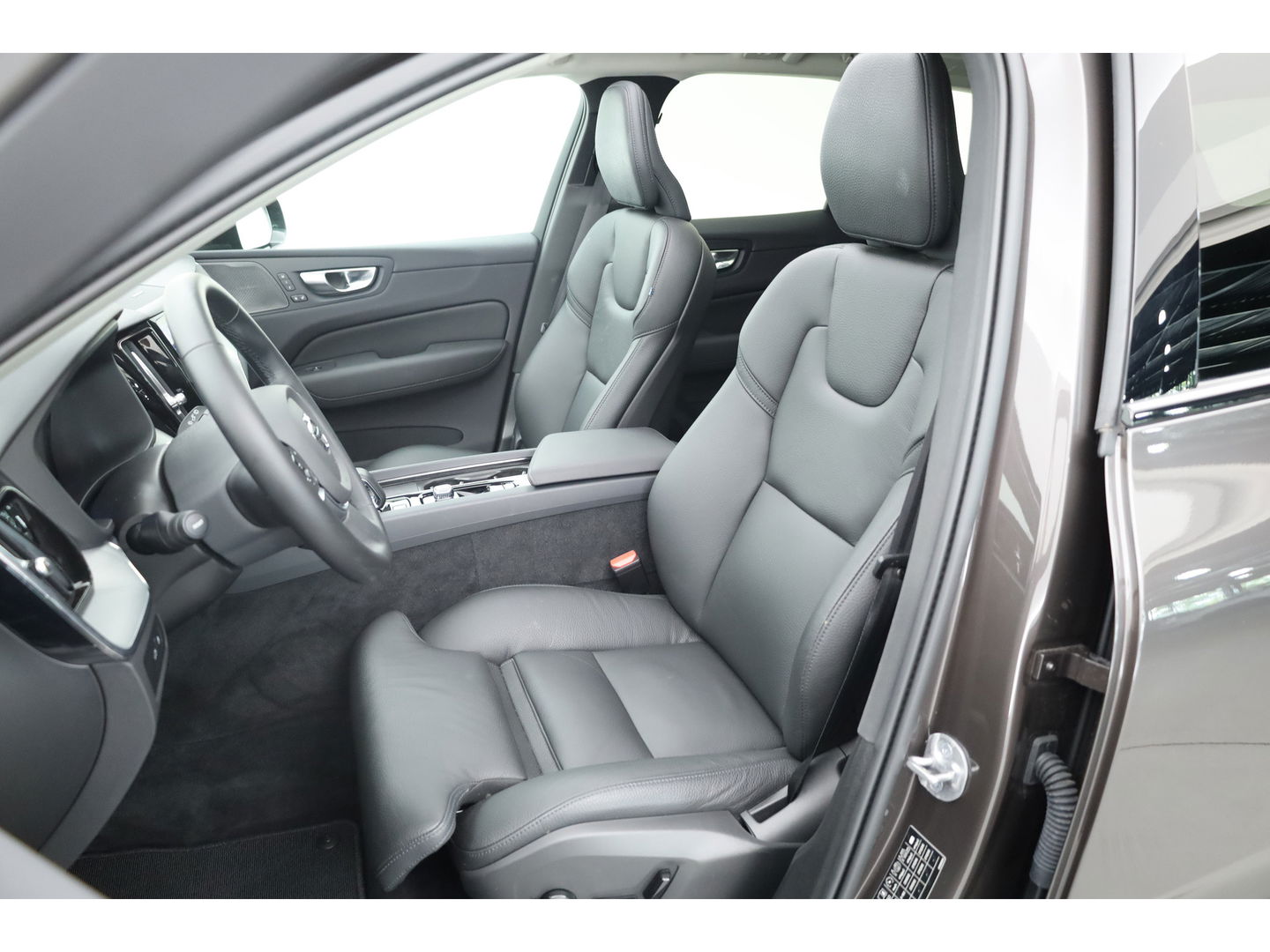 Volvo XC60 2.0 T6 Plug-in hybrid AWD Plus Dark Pano-dak | Trekhaak | 360 camera | H&K Audio | Blis | ACC |