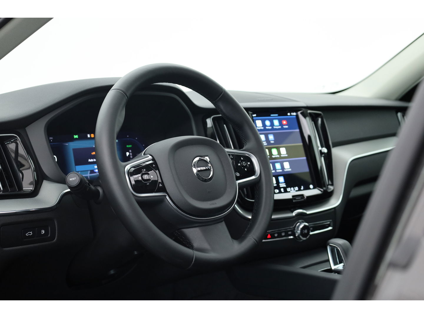 Volvo XC60 2.0 T6 Plug-in hybrid AWD Plus Dark Pano-dak | Trekhaak | 360 camera | H&K Audio | Blis | ACC |