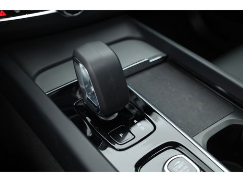 Volvo XC60 2.0 T6 Plug-in hybrid AWD Plus Dark Pano-dak | Trekhaak | 360 camera | H&K Audio | Blis | ACC |