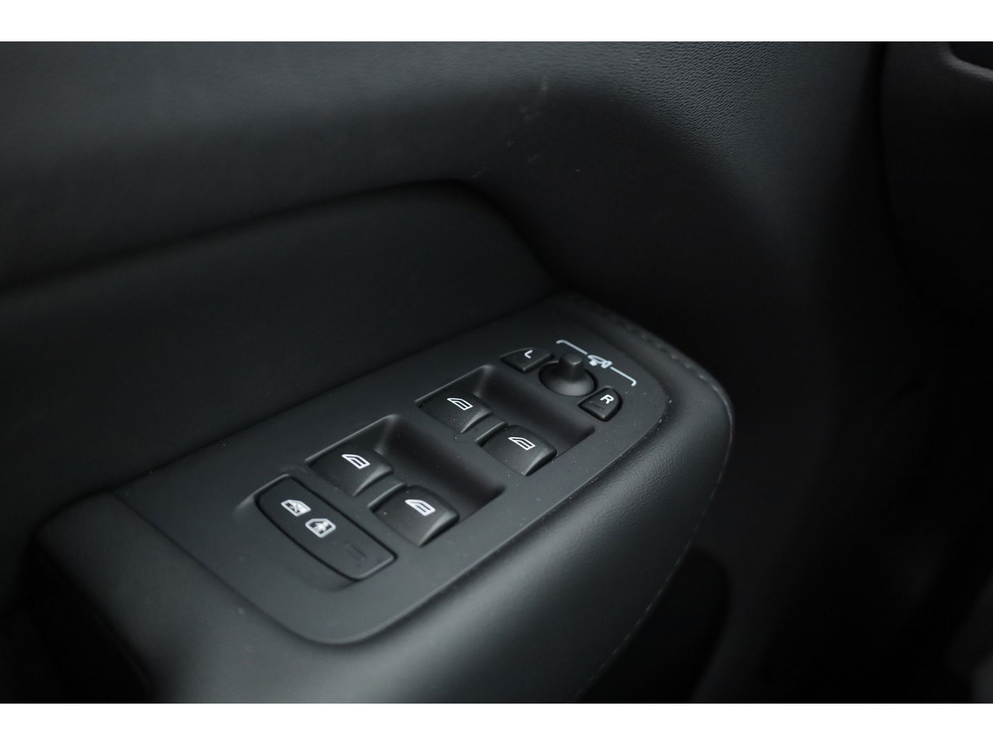 Volvo XC60 2.0 T6 Plug-in hybrid AWD Plus Dark Pano-dak | Trekhaak | 360 camera | H&K Audio | Blis | ACC |