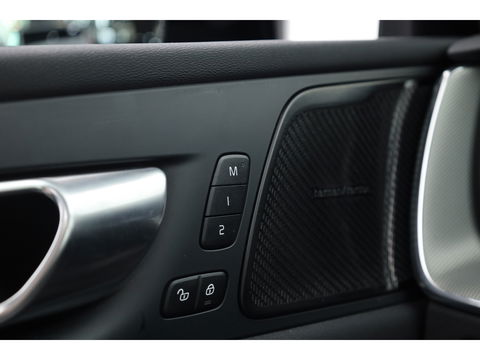 Volvo XC60 2.0 T6 Plug-in hybrid AWD Plus Dark Pano-dak | Trekhaak | 360 camera | H&K Audio | Blis | ACC |