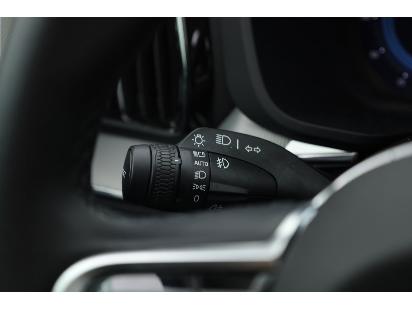 Volvo XC60 2.0 T6 Plug-in hybrid AWD Plus Dark Pano-dak | Trekhaak | 360 camera | H&K Audio | Blis | ACC |