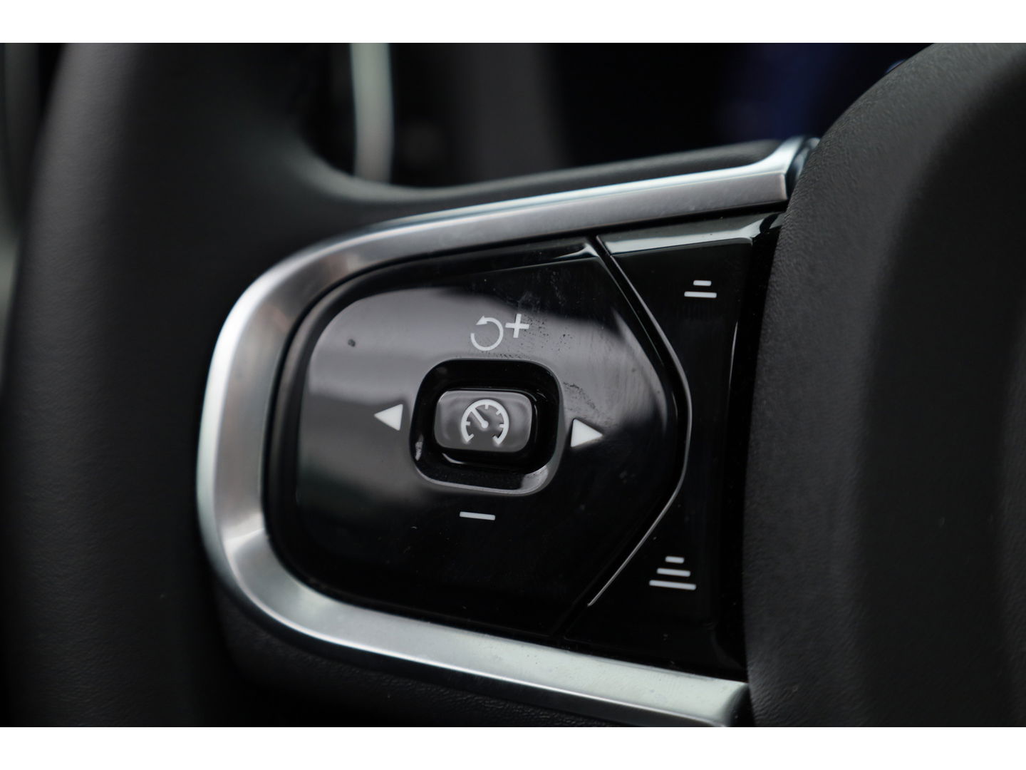 Volvo XC60 2.0 T6 Plug-in hybrid AWD Plus Dark Pano-dak | Trekhaak | 360 camera | H&K Audio | Blis | ACC |