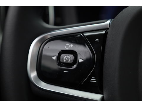 Volvo XC60 2.0 T6 Plug-in hybrid AWD Plus Dark Pano-dak | Trekhaak | 360 camera | H&K Audio | Blis | ACC |