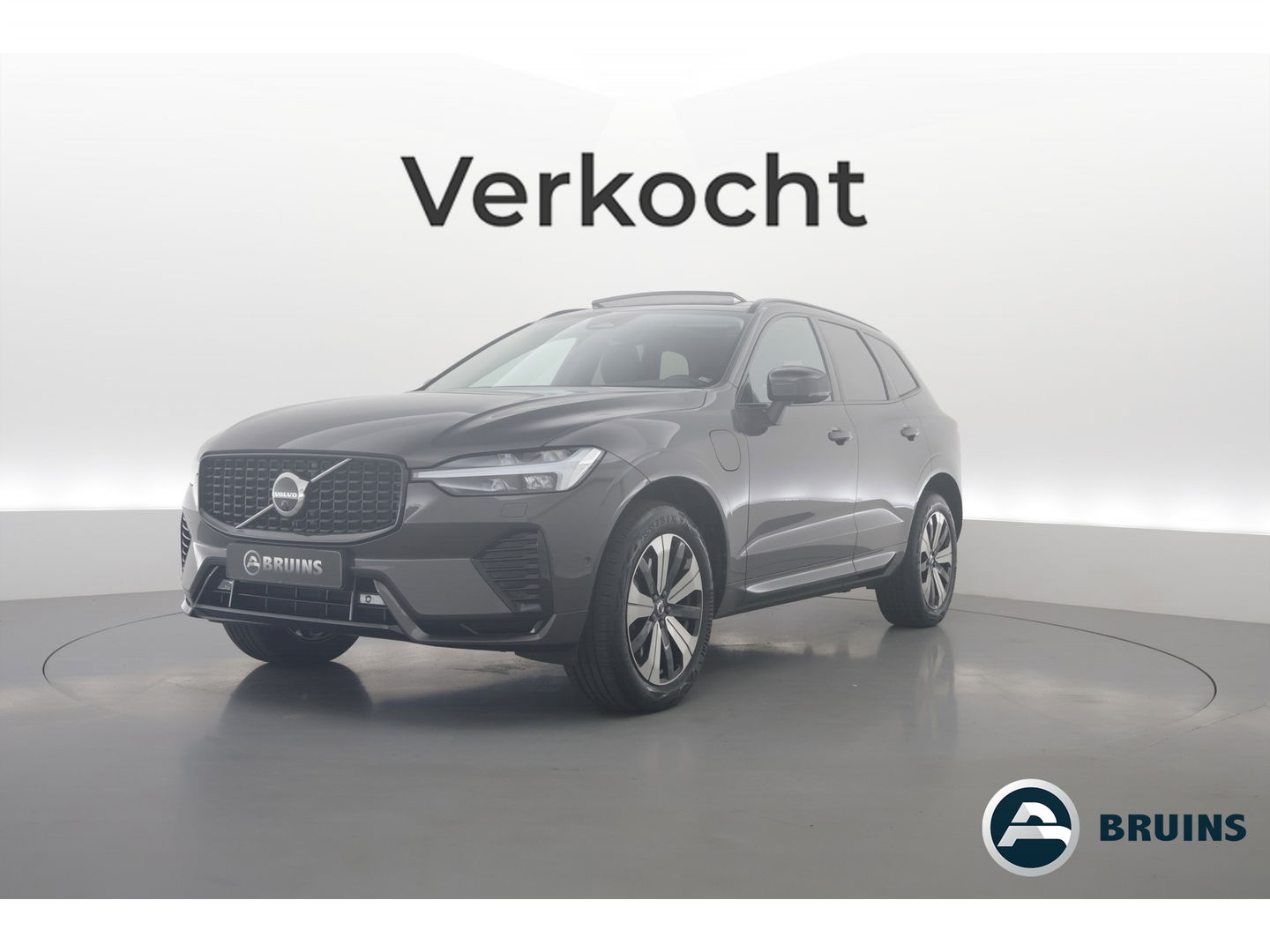 Volvo XC60 2.0 T6 Plug-in hybrid AWD Plus Dark Pano-dak | Trekhaak | 360 camera | H&K Audio | Blis | ACC |