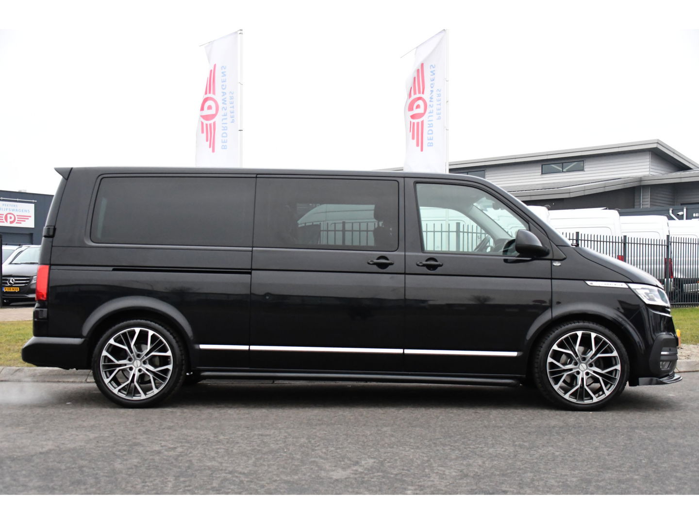 Volkswagen Transporter 2.0 TDI L2H1 30 DC Caravelle Virtual, Camera, Carplay, Leder, LED, 2 x Electrische deur, Clima, Trekhaak, 150pk, Automaat, Uniek! Bulli, Highline!