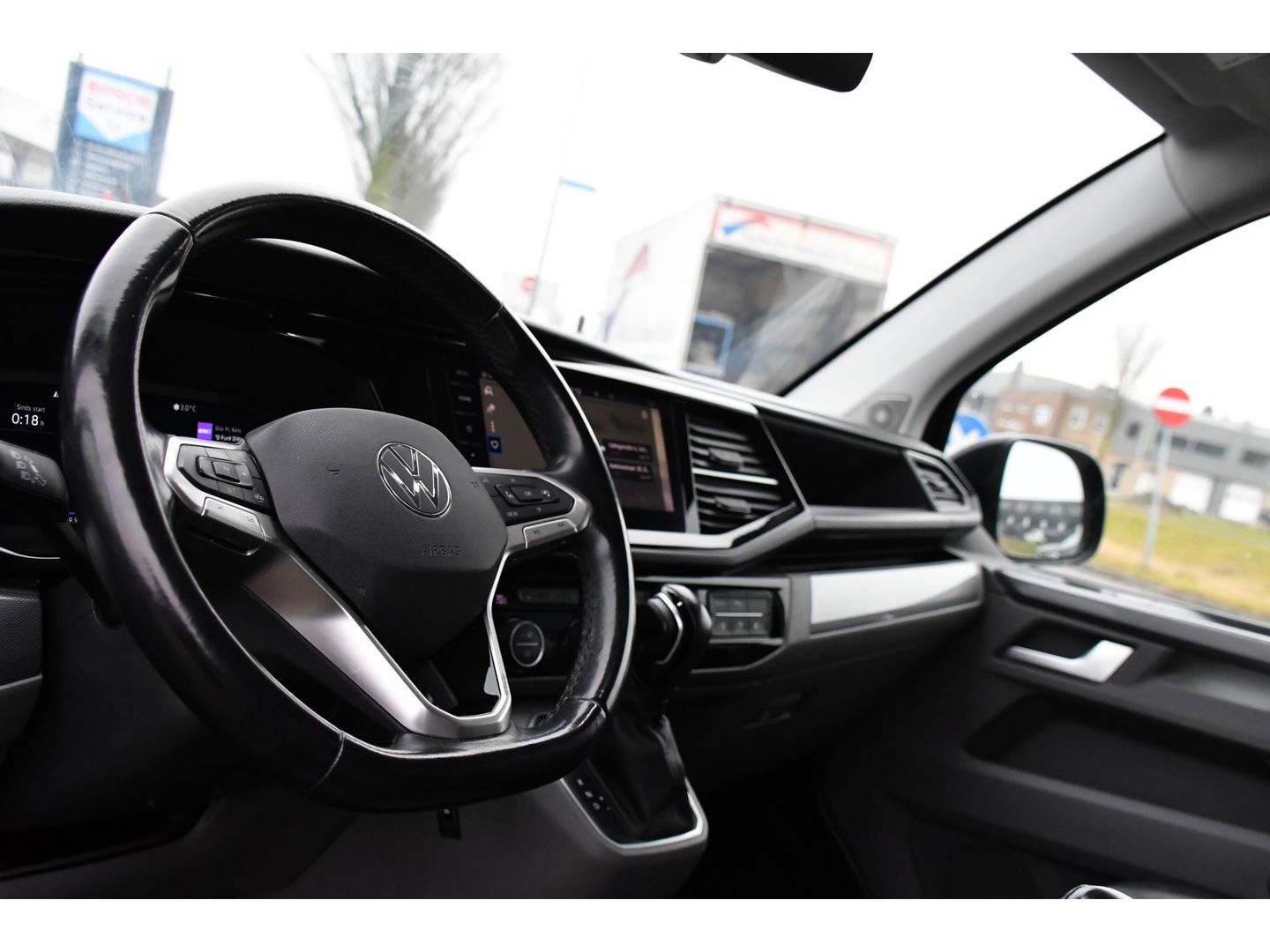 Volkswagen Transporter 2.0 TDI L2H1 30 DC Caravelle Virtual, Camera, Carplay, Leder, LED, 2 x Electrische deur, Clima, Trekhaak, 150pk, Automaat, Uniek! Bulli, Highline!