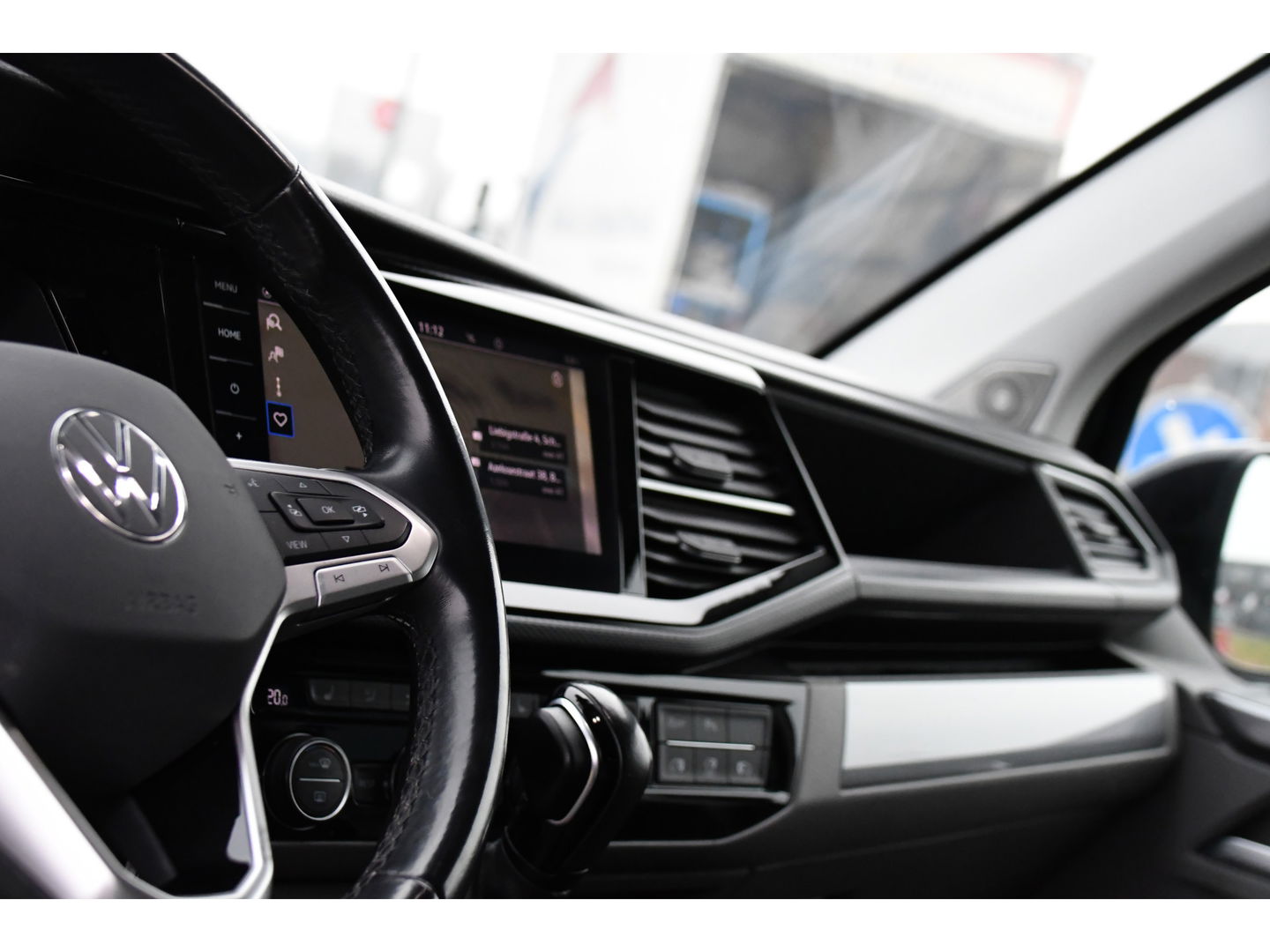 Volkswagen Transporter 2.0 TDI L2H1 30 DC Caravelle Virtual, Camera, Carplay, Leder, LED, 2 x Electrische deur, Clima, Trekhaak, 150pk, Automaat, Uniek! Bulli, Highline!