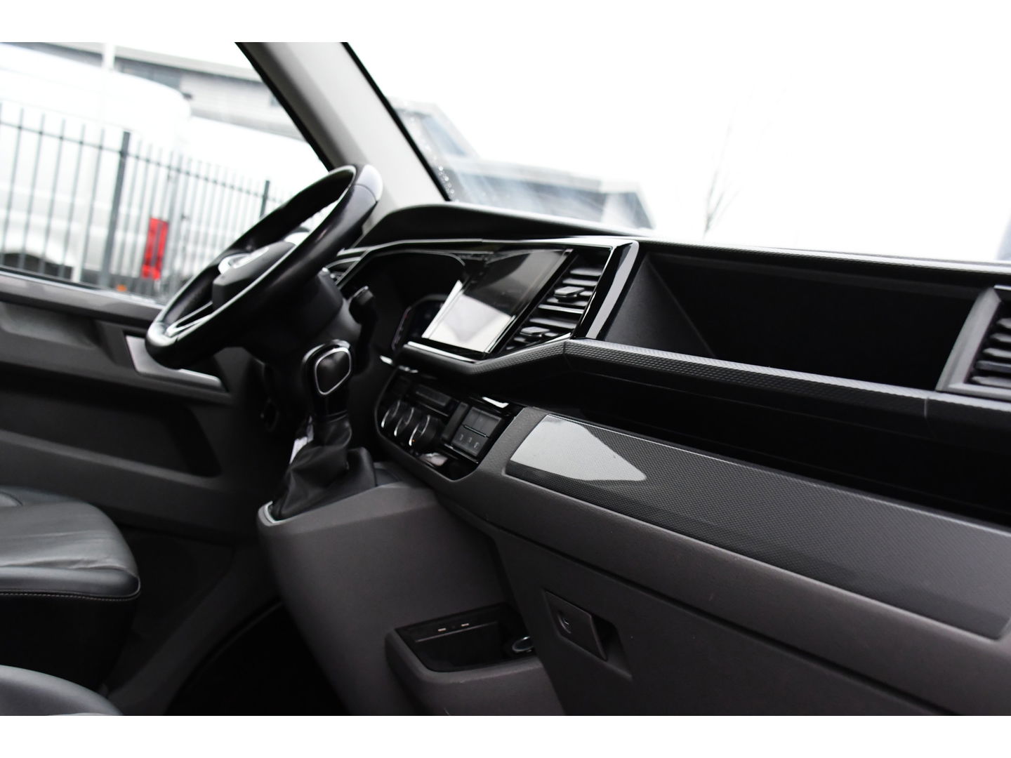 Volkswagen Transporter 2.0 TDI L2H1 30 DC Caravelle Virtual, Camera, Carplay, Leder, LED, 2 x Electrische deur, Clima, Trekhaak, 150pk, Automaat, Uniek! Bulli, Highline!