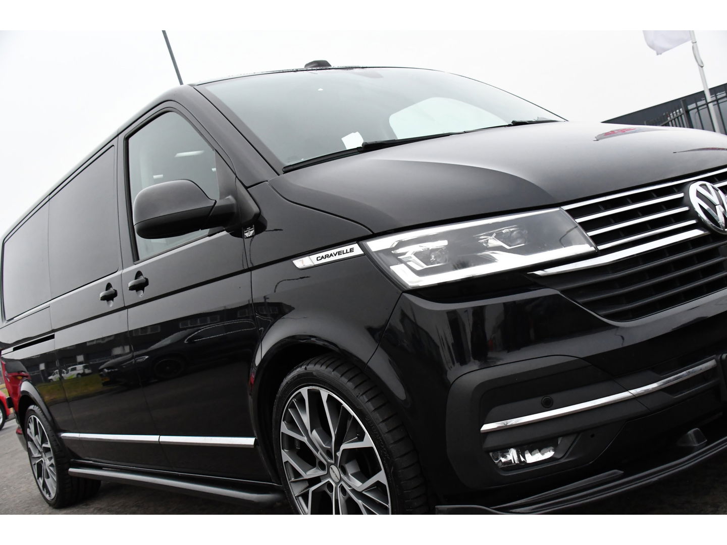 Volkswagen Transporter 2.0 TDI L2H1 30 DC Caravelle Virtual, Camera, Carplay, Leder, LED, 2 x Electrische deur, Clima, Trekhaak, 150pk, Automaat, Uniek! Bulli, Highline!