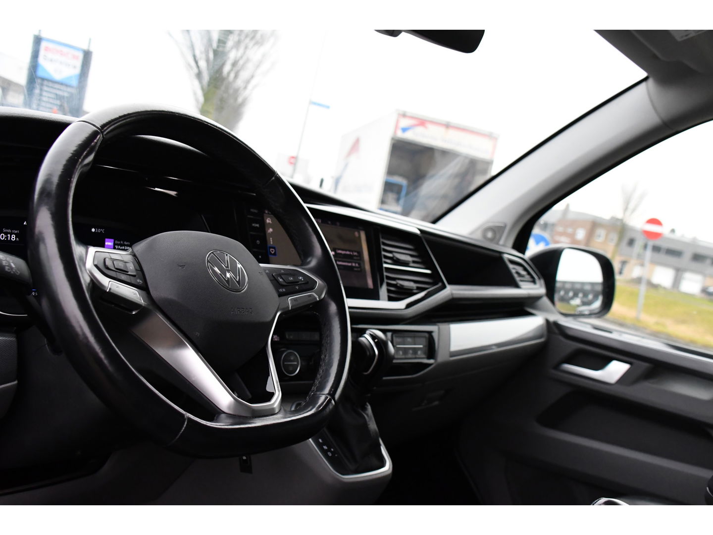 Volkswagen Transporter 2.0 TDI L2H1 30 DC Caravelle Virtual, Camera, Carplay, Leder, LED, 2 x Electrische deur, Clima, Trekhaak, 150pk, Automaat, Uniek! Bulli, Highline!