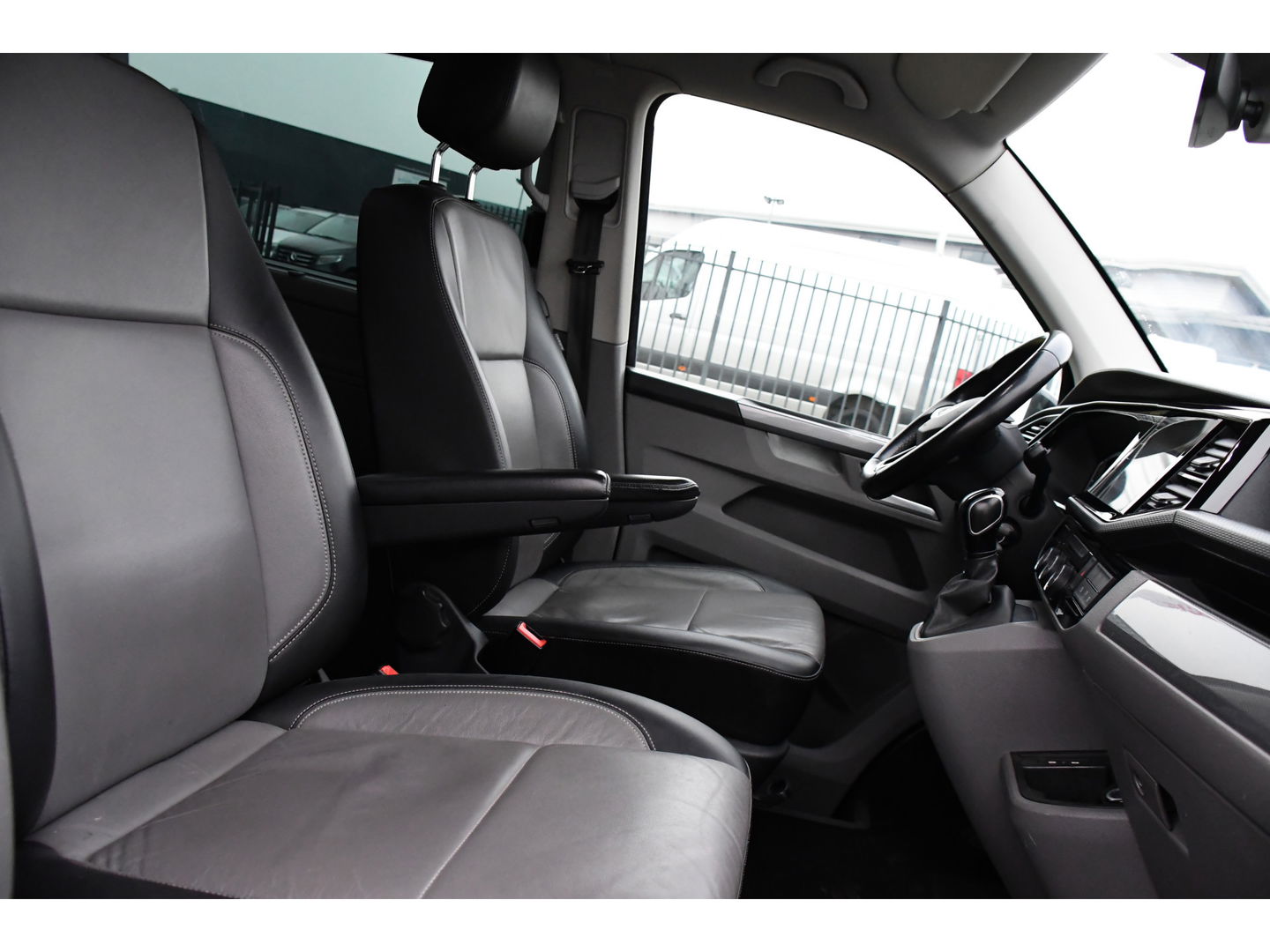 Volkswagen Transporter 2.0 TDI L2H1 30 DC Caravelle Virtual, Camera, Carplay, Leder, LED, 2 x Electrische deur, Clima, Trekhaak, 150pk, Automaat, Uniek! Bulli, Highline!