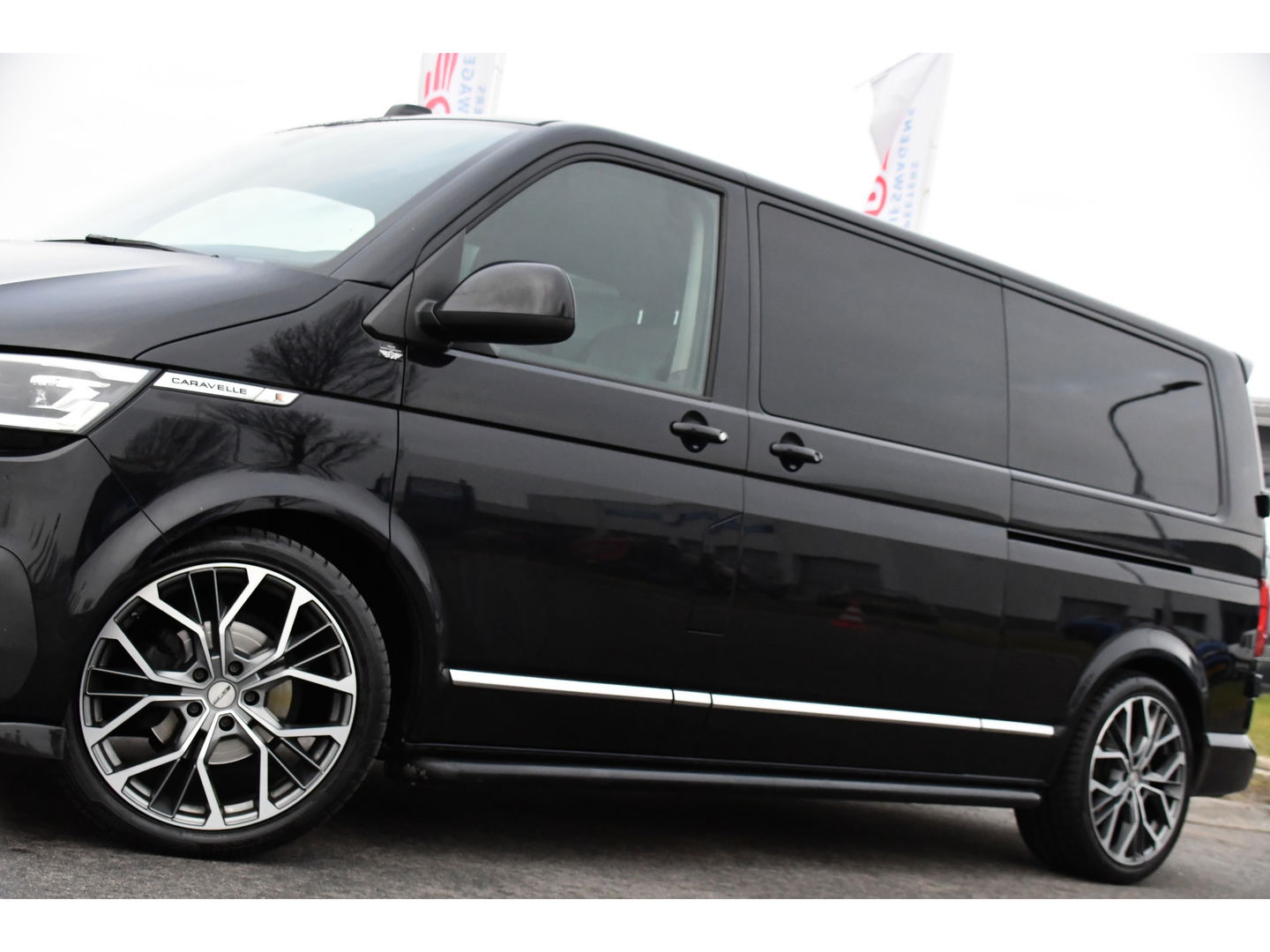 Volkswagen Transporter 2.0 TDI L2H1 30 DC Caravelle Virtual, Camera, Carplay, Leder, LED, 2 x Electrische deur, Clima, Trekhaak, 150pk, Automaat, Uniek! Bulli, Highline!