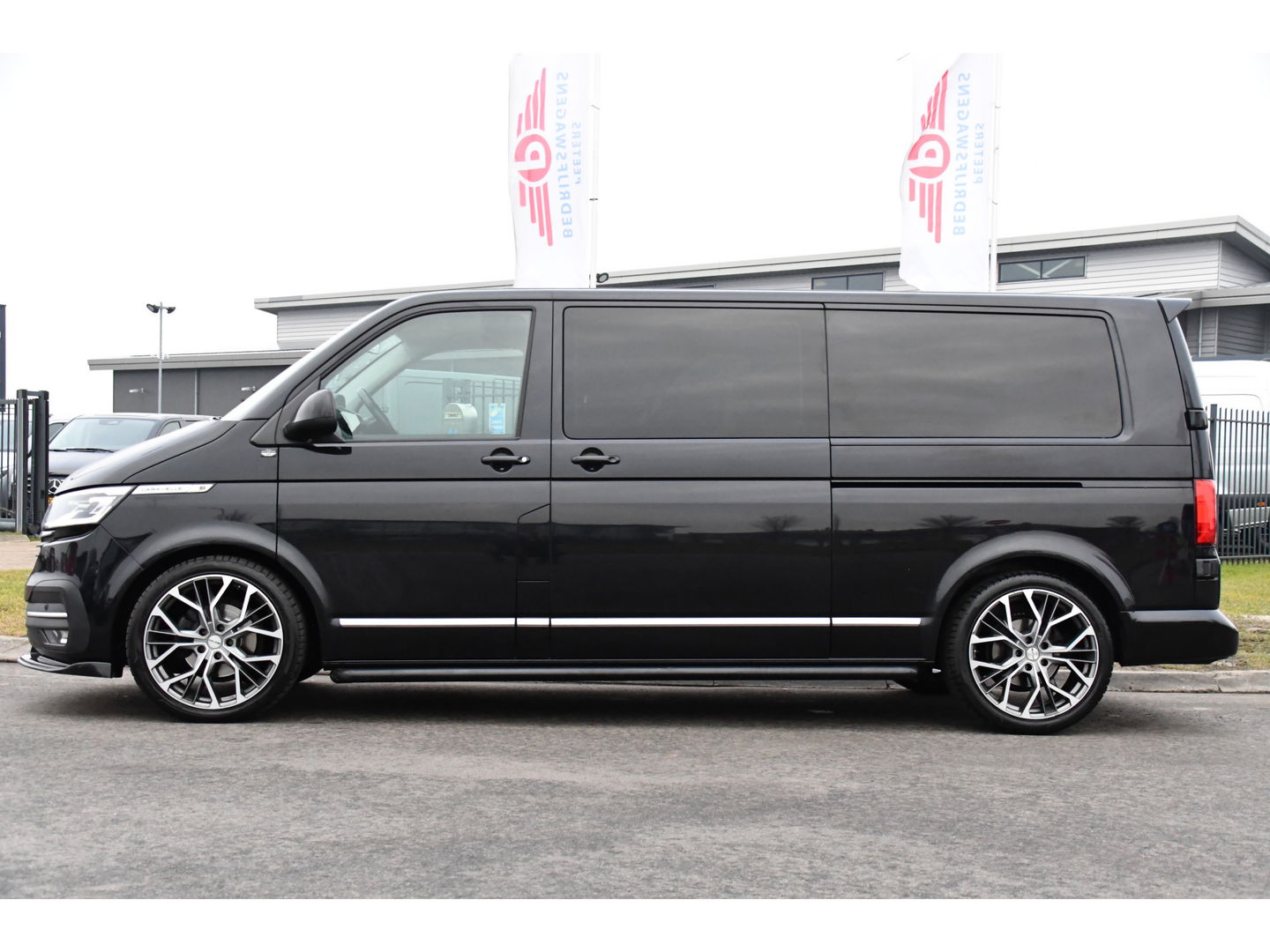 Volkswagen Transporter 2.0 TDI L2H1 30 DC Caravelle Virtual, Camera, Carplay, Leder, LED, 2 x Electrische deur, Clima, Trekhaak, 150pk, Automaat, Uniek! Bulli, Highline!