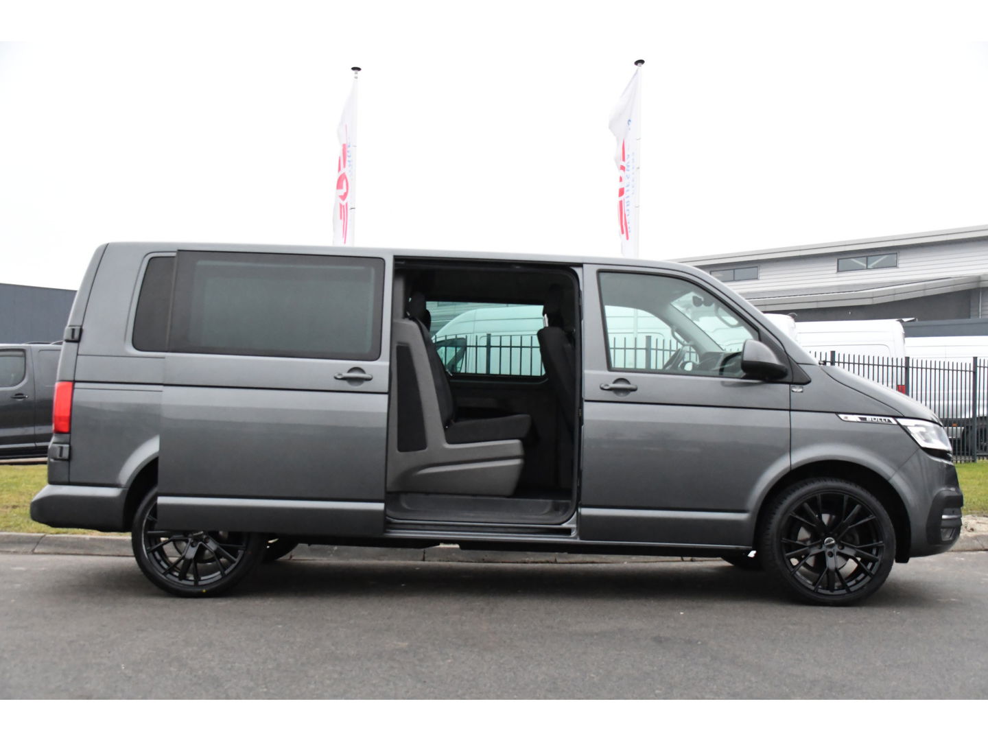 Volkswagen Transporter 2.0 TDI L2H1 30 DC Bulli Virtual, Adaptieve Cruise, Camera, Carplay, 150pk, LED, Automaat, Sensoren, trekhaak, Uniek!