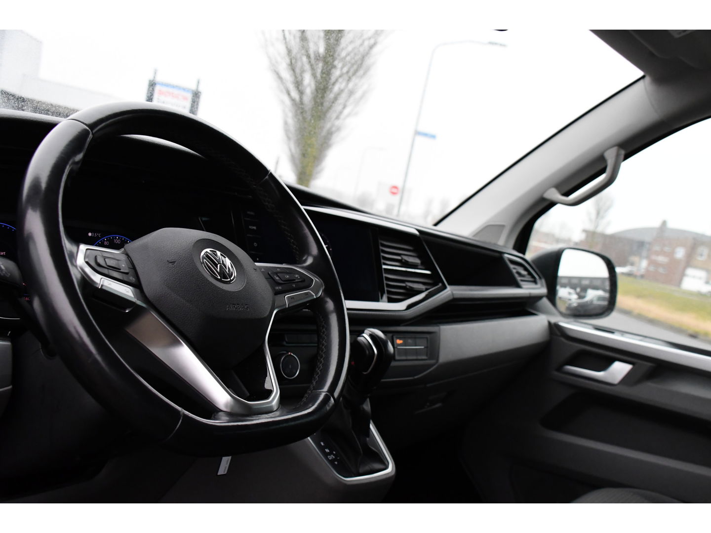 Volkswagen Transporter 2.0 TDI L2H1 30 DC Bulli Virtual, Adaptieve Cruise, Camera, Carplay, 150pk, LED, Automaat, Sensoren, trekhaak, Uniek!