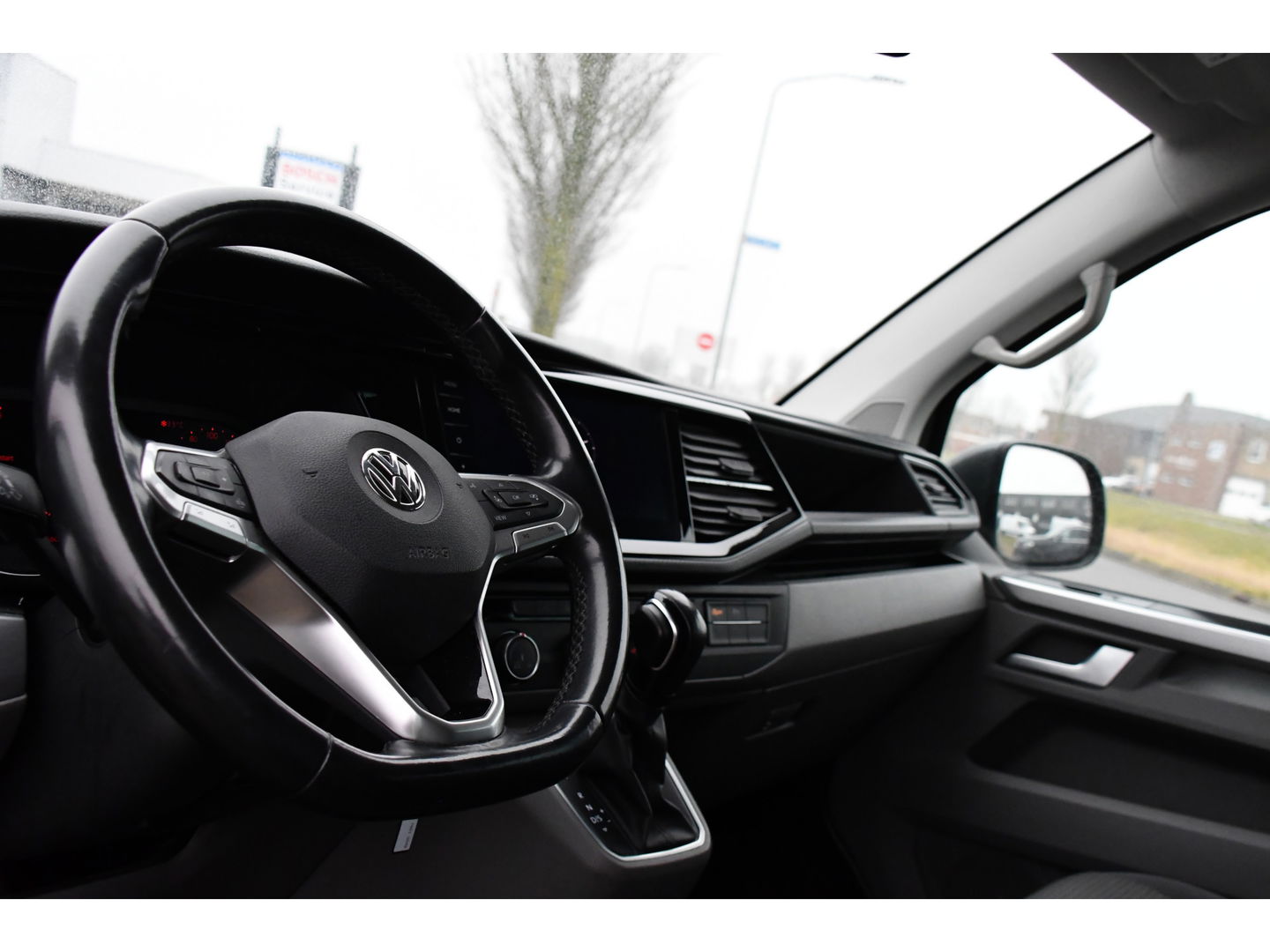 Volkswagen Transporter 2.0 TDI L2H1 30 DC Bulli Virtual, Adaptieve Cruise, Camera, Carplay, 150pk, LED, Automaat, Sensoren, trekhaak, Uniek!