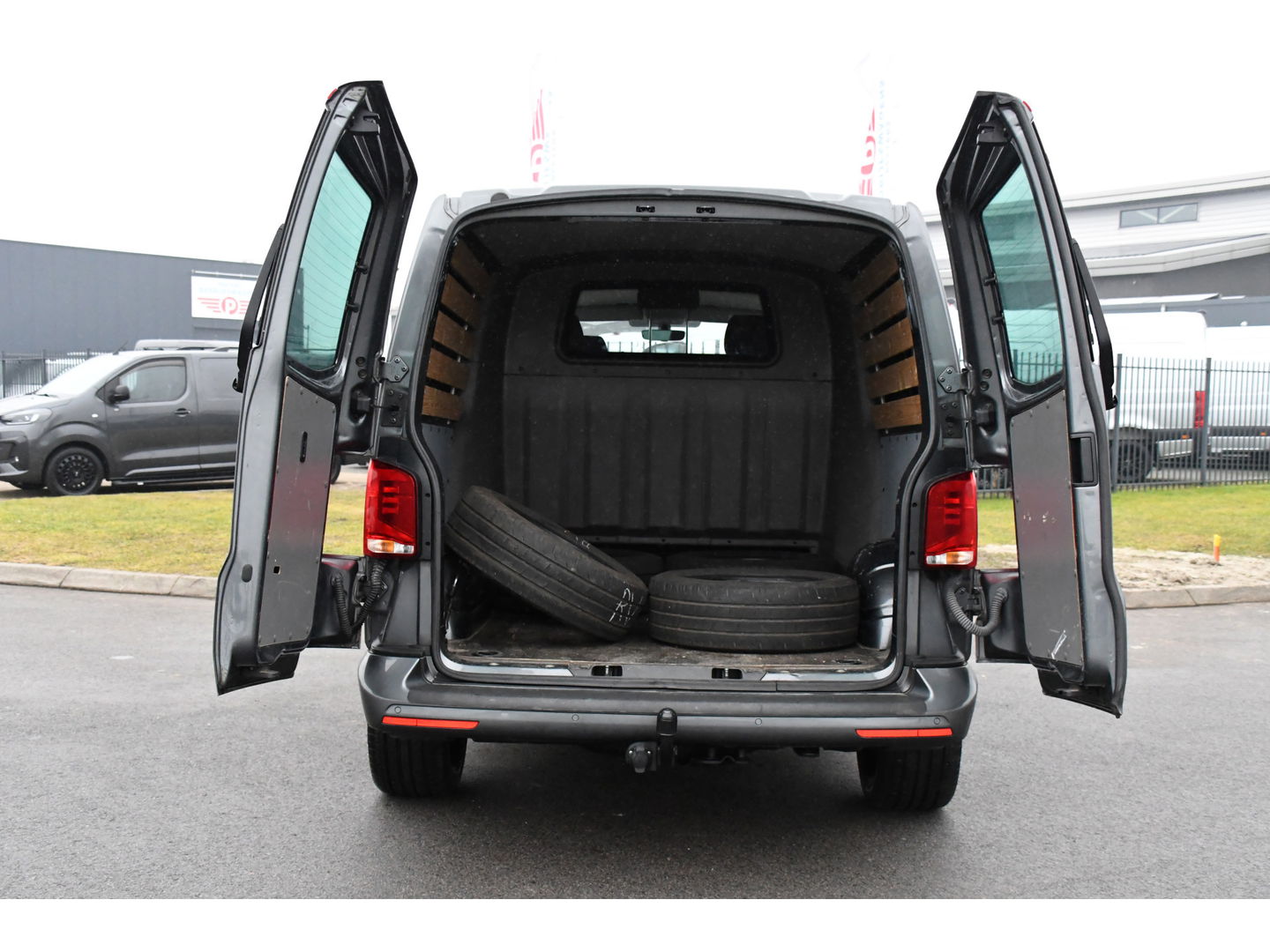 Volkswagen Transporter 2.0 TDI L2H1 30 DC Bulli Virtual, Adaptieve Cruise, Camera, Carplay, 150pk, LED, Automaat, Sensoren, trekhaak, Uniek!