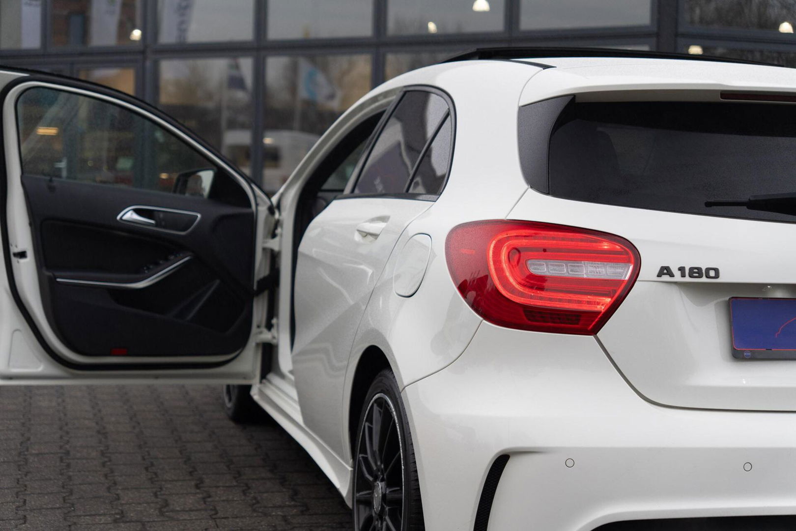 Mercedes-Benz A-Klasse 180 AMG|Org NL NAP|2e Eig|7G Automaat|Panoramadak|Xenon|Leder|Navi|Keurig Onderhouden