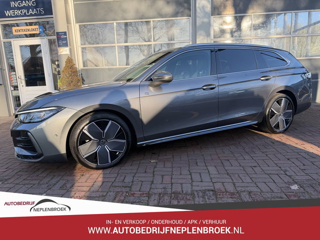 Volkswagen Passat - Variant 1.5 eTSI R-Line Edition 150pk | Pano | IQ.Light | ACC | Ergo active + massage