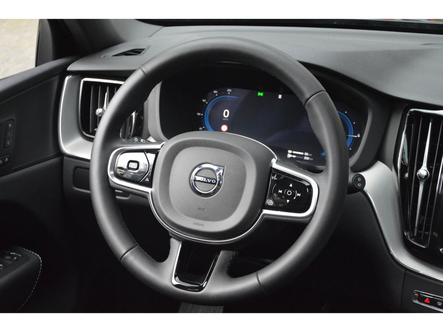 Volvo XC60 T8 Hybrid AWD Ultra Dark | Head-Up Display | 360° Camera | Trekhaak | Panoramadak | Harman/Kardon |
