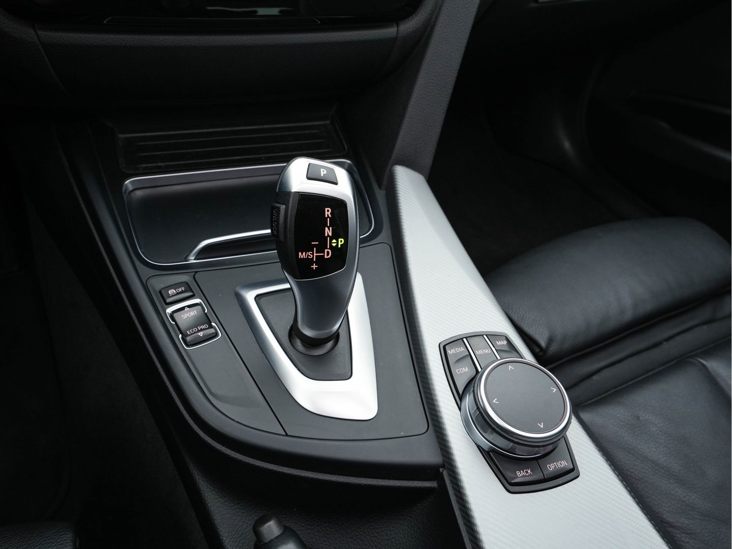 BMW 3 Serie Touring 320d EDE Executive Aut. *PANO | LEATHER | FULL-LED | DIGI-COCKPIT | HEATED-SPORTSEATS | NAVI-FULLMAP | PRIVACY-GLASS | ECC | KEYLESS | LANE-ASSIST | PDC | CRUISE | TOWBAR | 18''ALU*