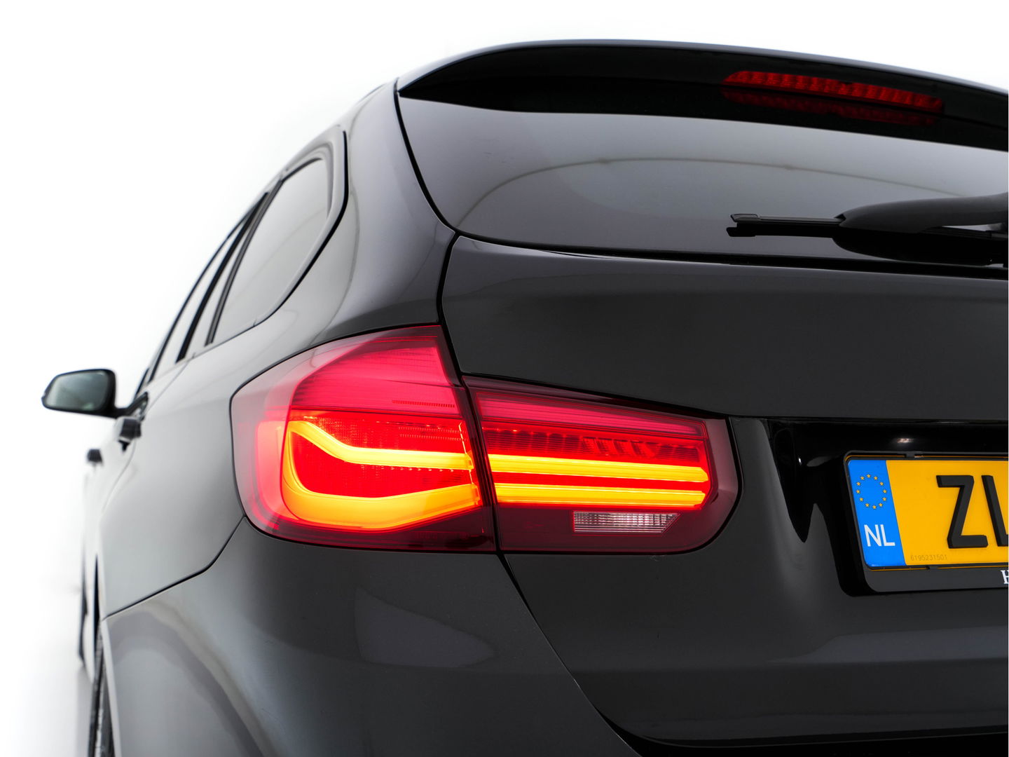 BMW 3 Serie Touring 320d EDE Executive Aut. *PANO | LEATHER | FULL-LED | DIGI-COCKPIT | HEATED-SPORTSEATS | NAVI-FULLMAP | PRIVACY-GLASS | ECC | KEYLESS | LANE-ASSIST | PDC | CRUISE | TOWBAR | 18''ALU*