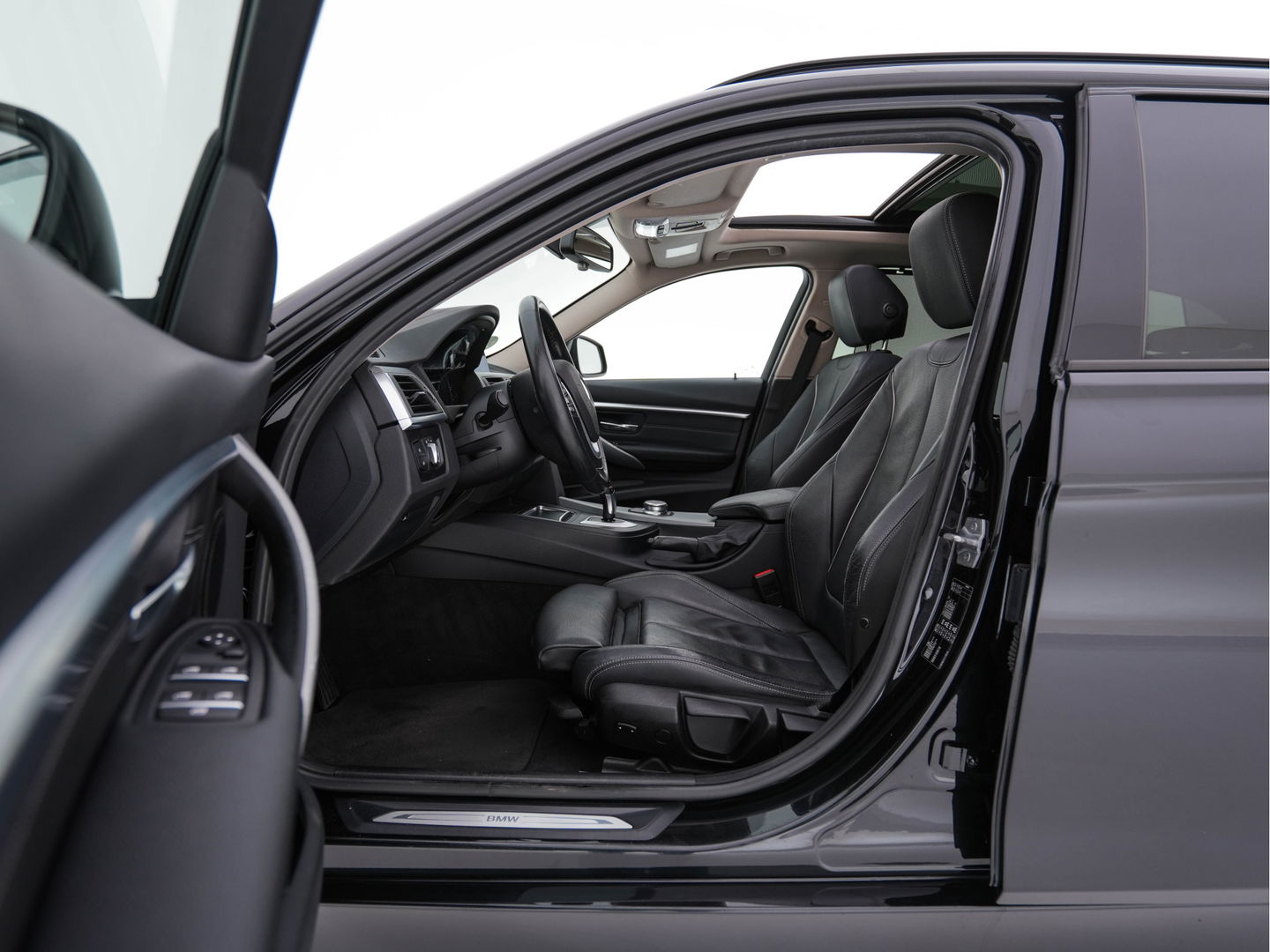 BMW 3 Serie Touring 320d EDE Executive Aut. *PANO | LEATHER | FULL-LED | DIGI-COCKPIT | HEATED-SPORTSEATS | NAVI-FULLMAP | PRIVACY-GLASS | ECC | KEYLESS | LANE-ASSIST | PDC | CRUISE | TOWBAR | 18''ALU*