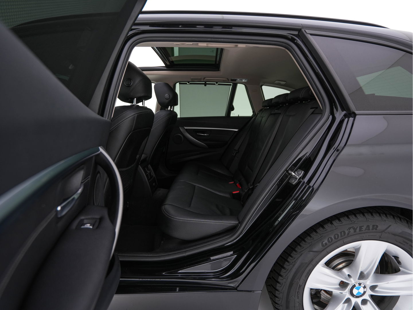 BMW 3 Serie Touring 320d EDE Executive Aut. *PANO | LEATHER | FULL-LED | DIGI-COCKPIT | HEATED-SPORTSEATS | NAVI-FULLMAP | PRIVACY-GLASS | ECC | KEYLESS | LANE-ASSIST | PDC | CRUISE | TOWBAR | 18''ALU*