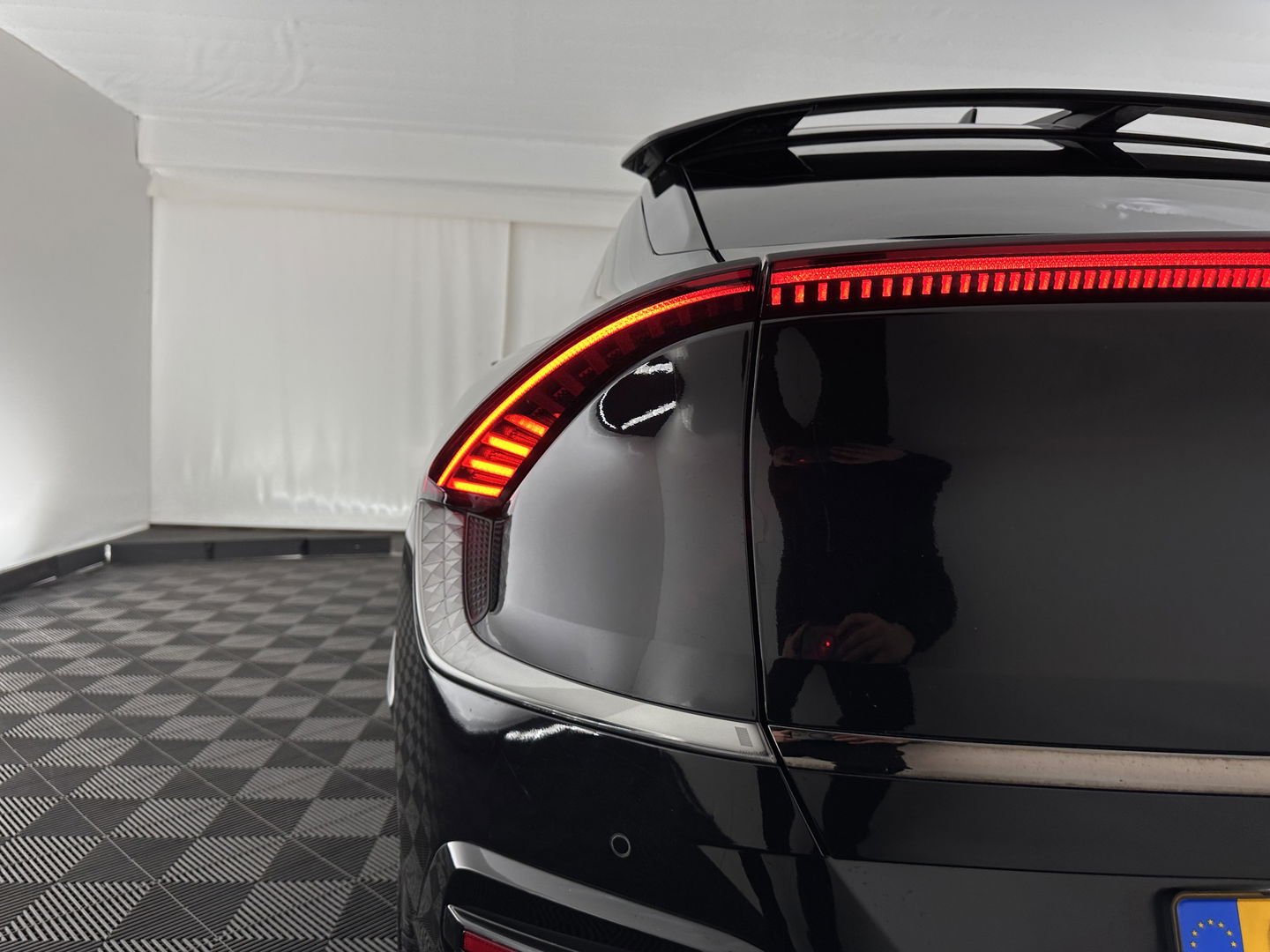 Kia Ev6 GT-Line 77.4 kWh (3-Fase-11kW) {SOH-98%} (INCL-BTW) Aut. *HEATPUMP | PANO | HEAD-UP | LEATHER-ALCANTARA | ADAPTIVE-CRUISE | DIGI-COCKPIT | MERIDIAN-AUDIO | MEMORYPACK | FULL-LED | KEYLESS | TOPVIEW | DAB | BLINDSPOT | NAVI-FULLMAP |