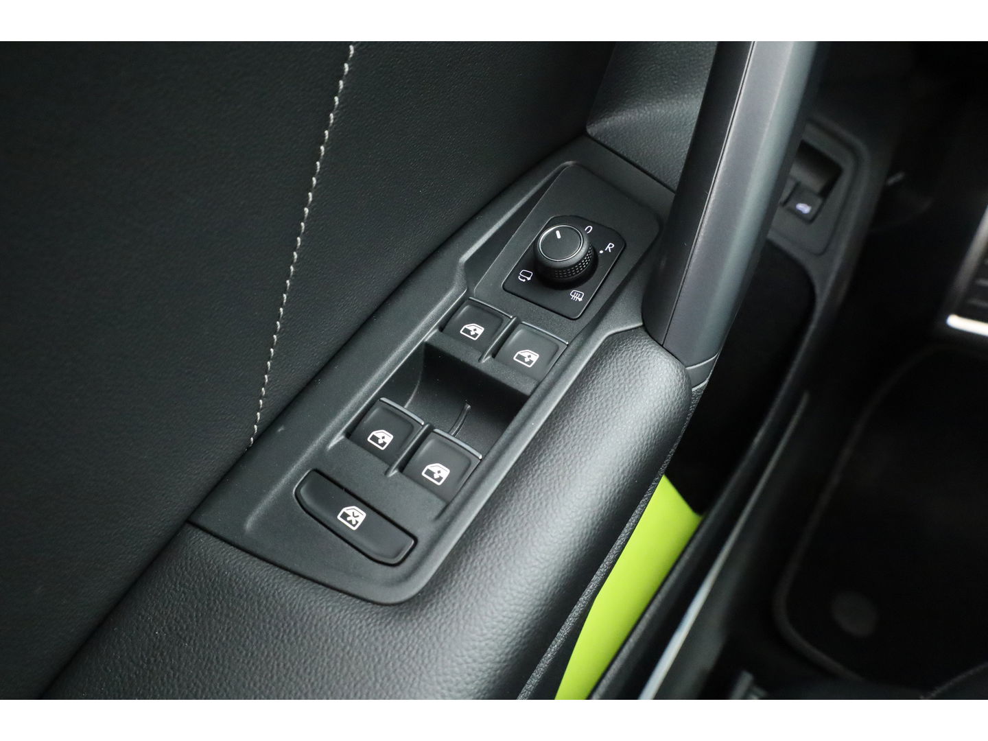 Volkswagen Tiguan 1.4 TSI eHybrid R-Line Black Style | Pano | HUD | 360cam | Elek. Trekhaak | 4x Stoelverw. | Keyless | 20'' | Adapt. Cruise