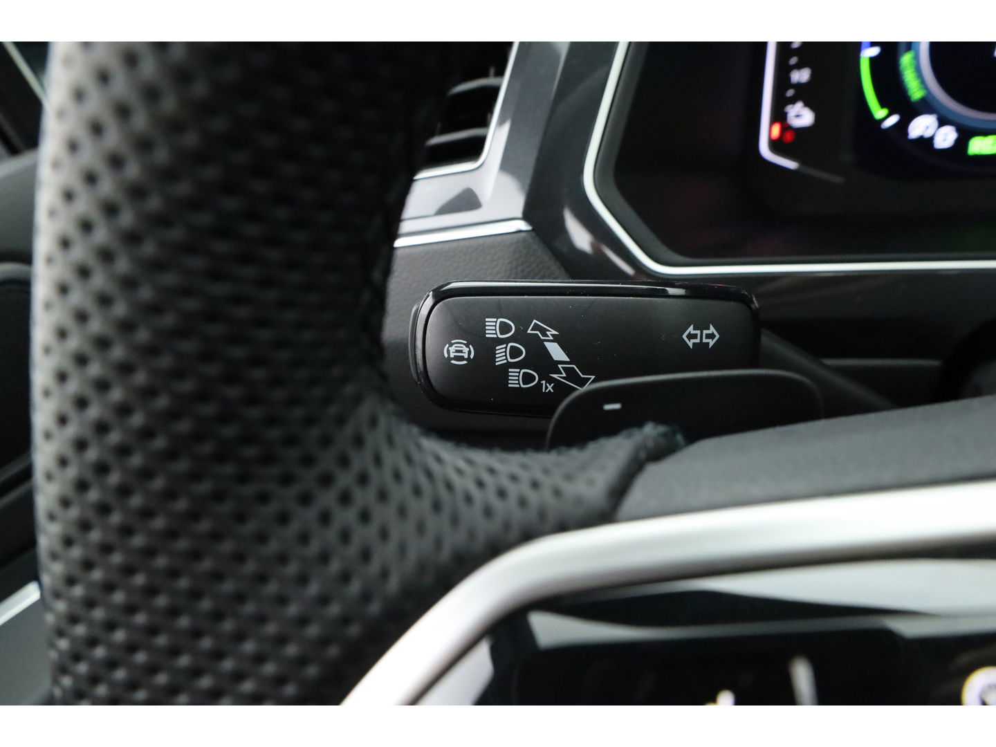 Volkswagen Tiguan 1.4 TSI eHybrid R-Line Black Style | Pano | HUD | 360cam | Elek. Trekhaak | 4x Stoelverw. | Keyless | 20'' | Adapt. Cruise