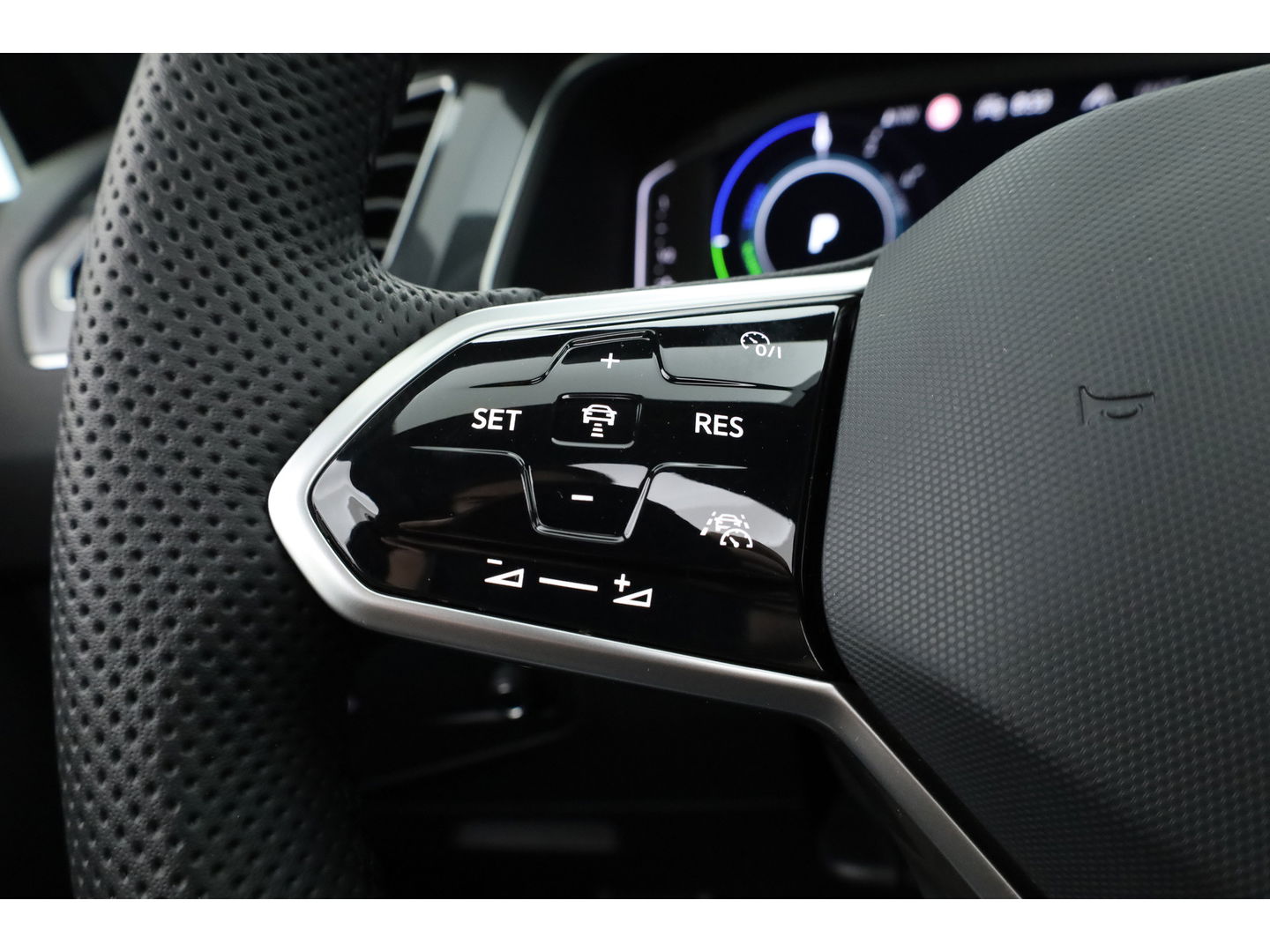 Volkswagen Tiguan 1.4 TSI eHybrid R-Line Black Style | Pano | HUD | 360cam | Elek. Trekhaak | 4x Stoelverw. | Keyless | 20'' | Adapt. Cruise