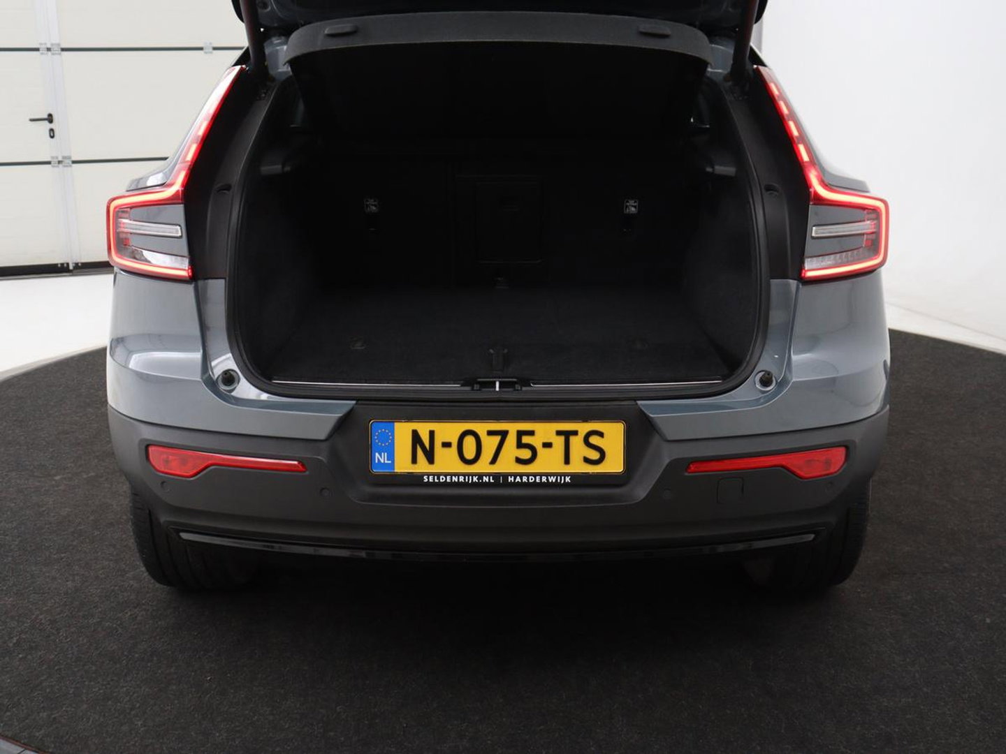 Volvo C40 Recharge Twin Intro Edition 78 kWh | SOH 89% | Panoramadak | 360 Camera | Stoelverwarming | Harman/Kardon | Warmtepomp | Adaptive cruise | Matrix LED | Carplay | Memory | Stuurverwarming