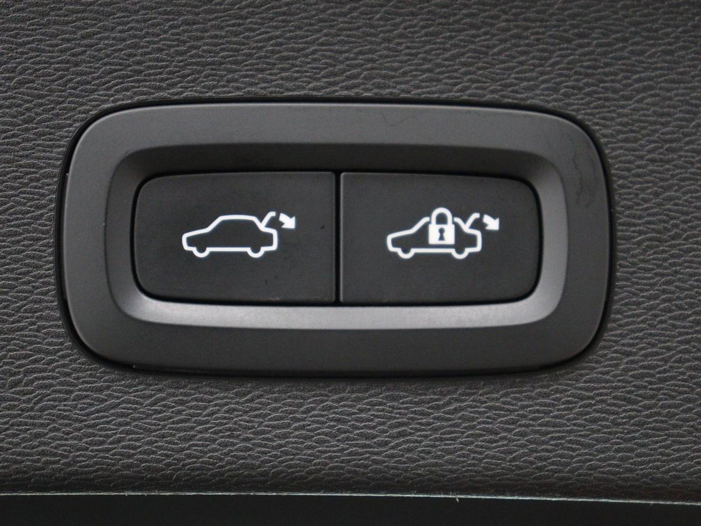 Volvo C40 Recharge Twin Intro Edition 78 kWh | SOH 89% | Panoramadak | 360 Camera | Stoelverwarming | Harman/Kardon | Warmtepomp | Adaptive cruise | Matrix LED | Carplay | Memory | Stuurverwarming