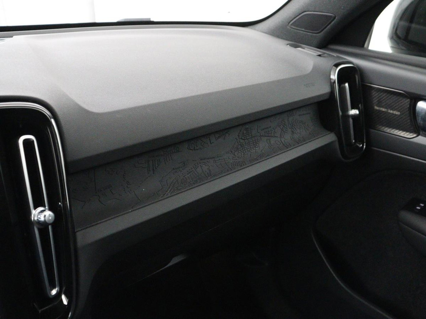 Volvo C40 Recharge Twin Intro Edition 78 kWh | SOH 89% | Panoramadak | 360 Camera | Stoelverwarming | Harman/Kardon | Warmtepomp | Adaptive cruise | Matrix LED | Carplay | Memory | Stuurverwarming