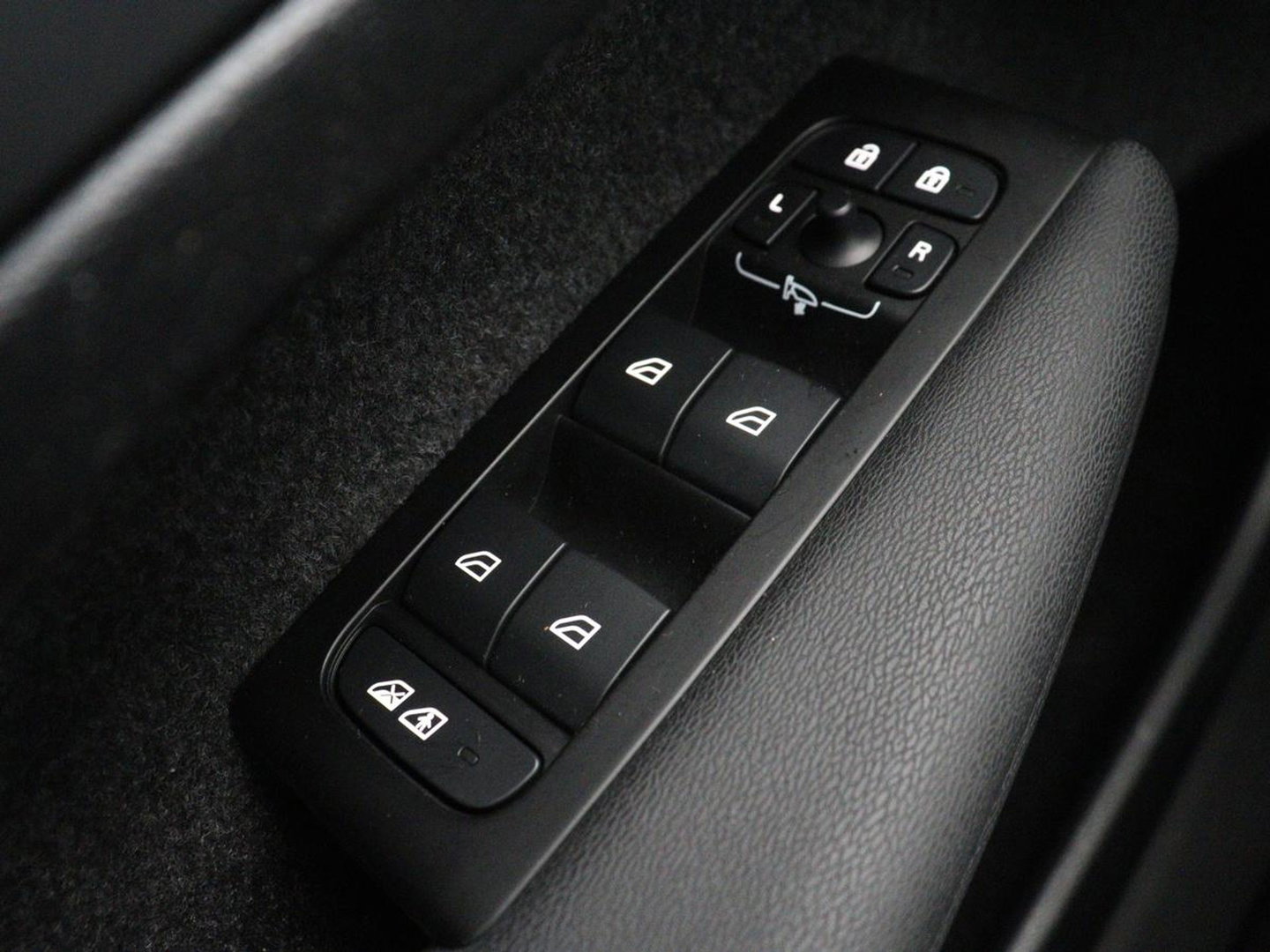 Volvo C40 Recharge Twin Intro Edition 78 kWh | SOH 89% | Panoramadak | 360 Camera | Stoelverwarming | Harman/Kardon | Warmtepomp | Adaptive cruise | Matrix LED | Carplay | Memory | Stuurverwarming