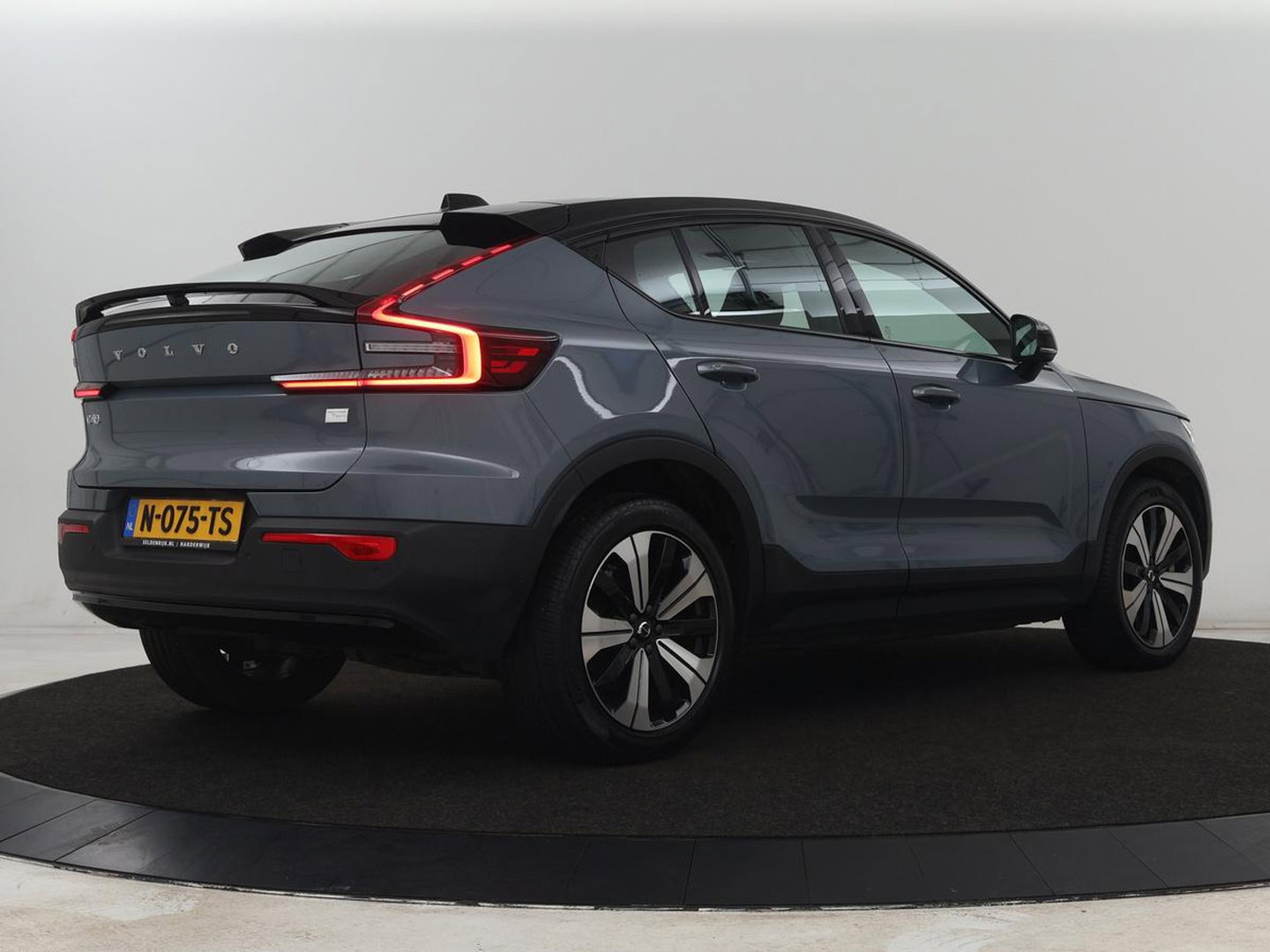 Volvo C40 Recharge Twin Intro Edition 78 kWh | SOH 89% | Panoramadak | 360 Camera | Stoelverwarming | Harman/Kardon | Warmtepomp | Adaptive cruise | Matrix LED | Carplay | Memory | Stuurverwarming